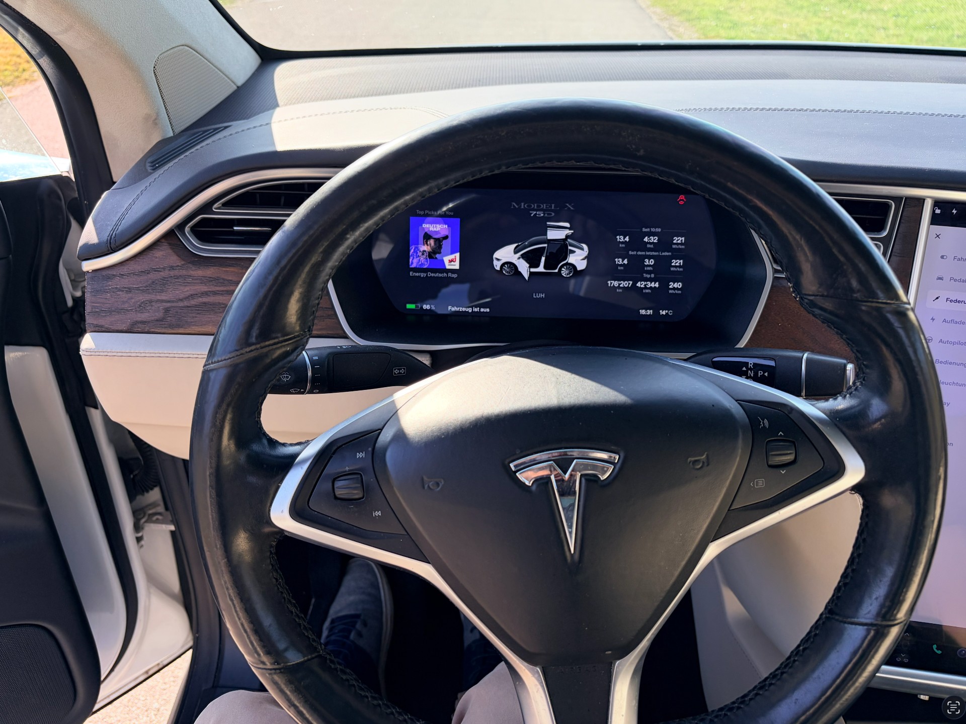TESLA Model X 75 D-image-8