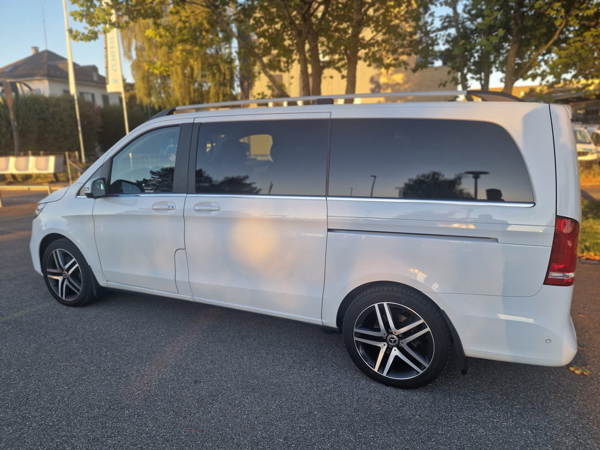 MERCEDES-BENZ V 220 d lang 4Matic 9G-Tronic-image-2