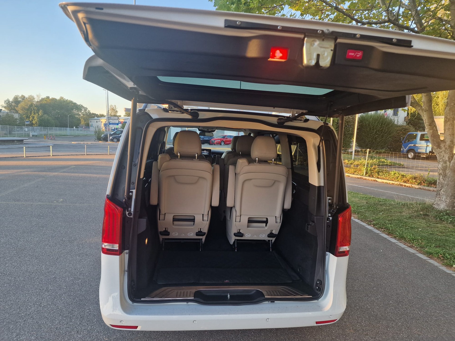 MERCEDES-BENZ V 220 d lang 4Matic 9G-Tronic-image-3