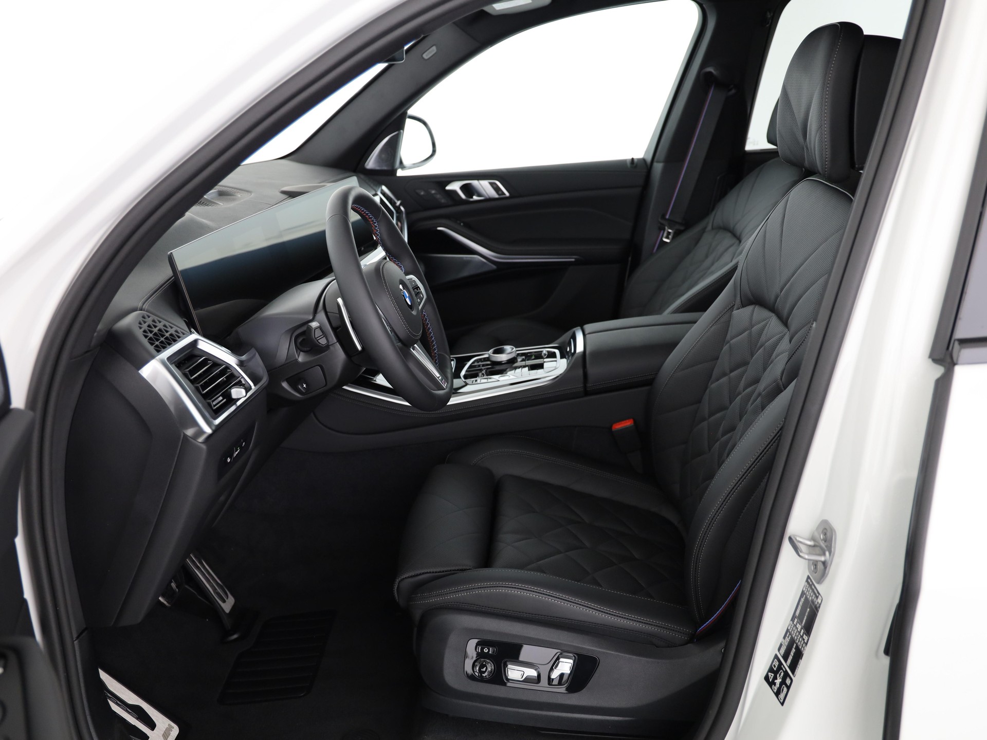 BMW X5 M60i xDrive-image-16