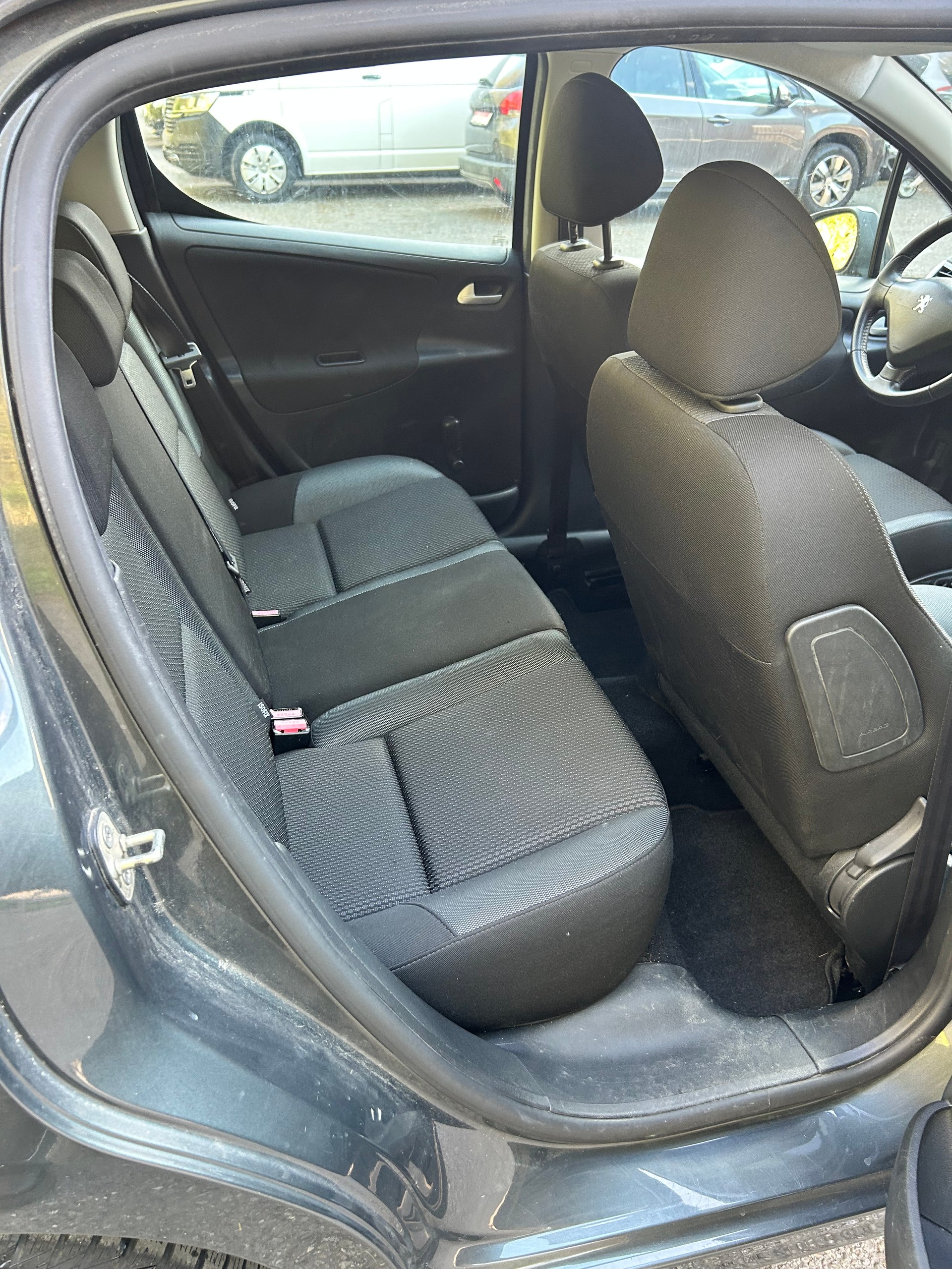 PEUGEOT 207 1.6 HDI Active-image-8