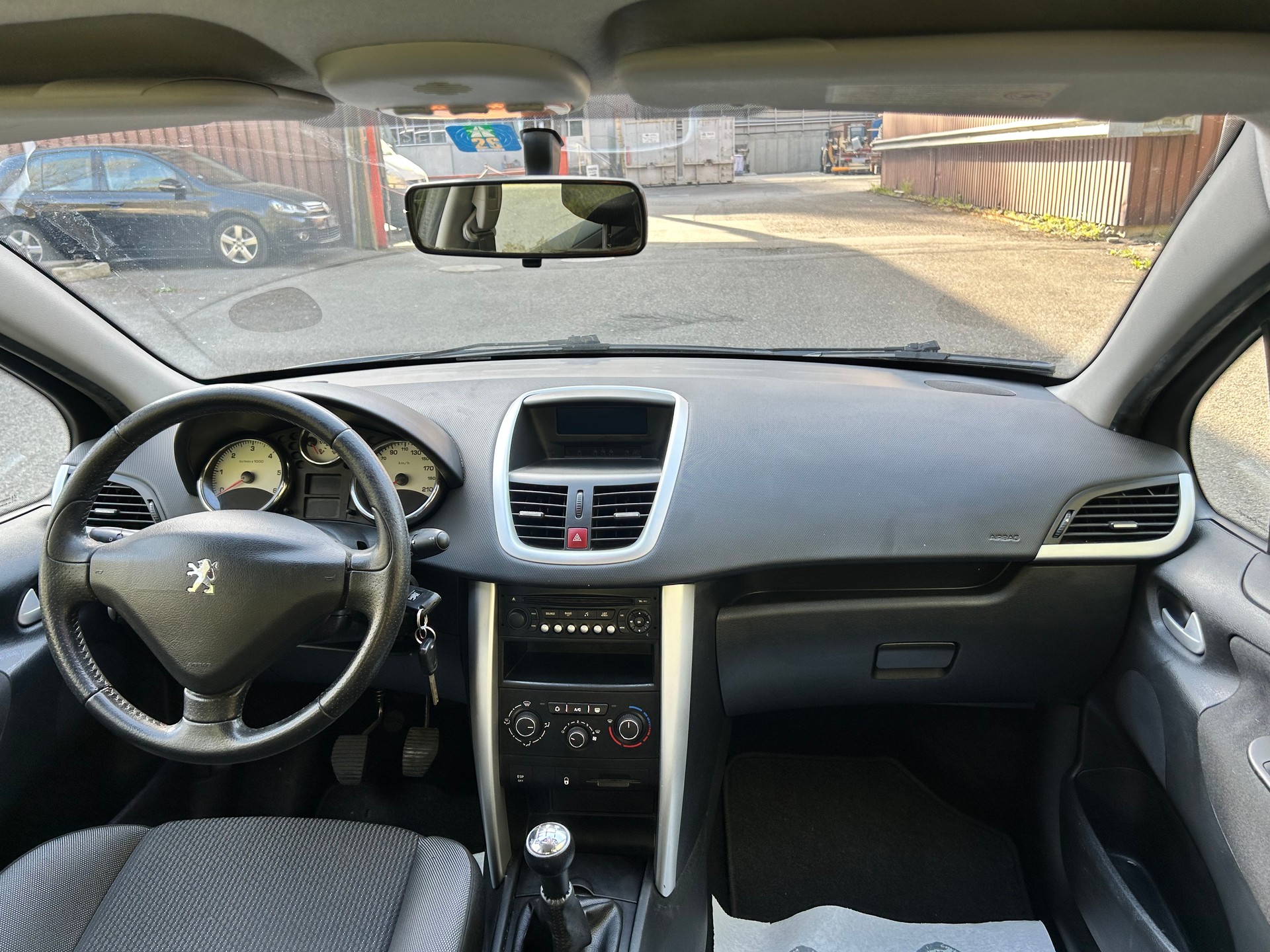 PEUGEOT 207 1.6 HDI Active-image-6