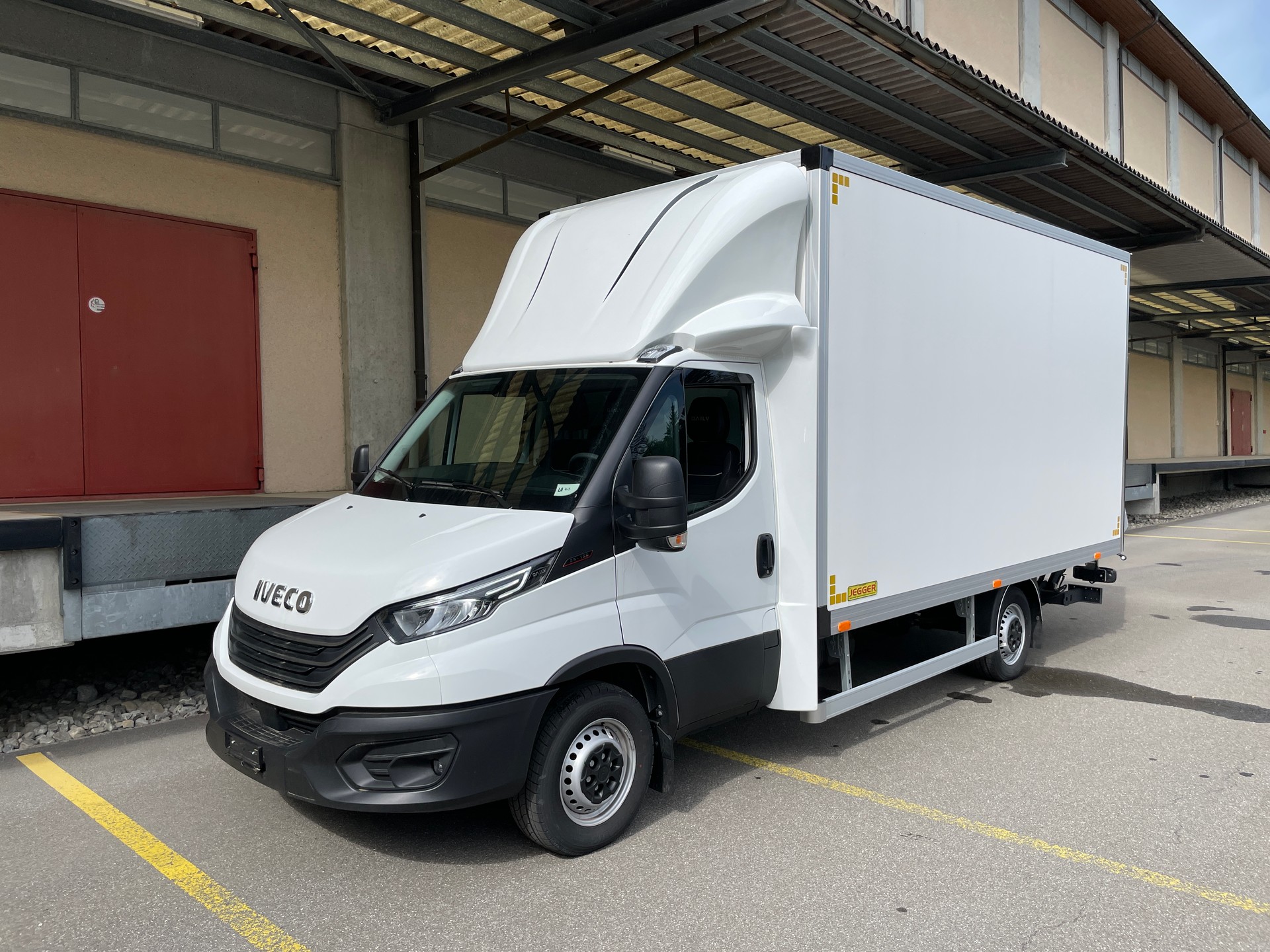 IVECO Daily 35 S 16H 3.0 Kasten mit Hebebühne-image-0