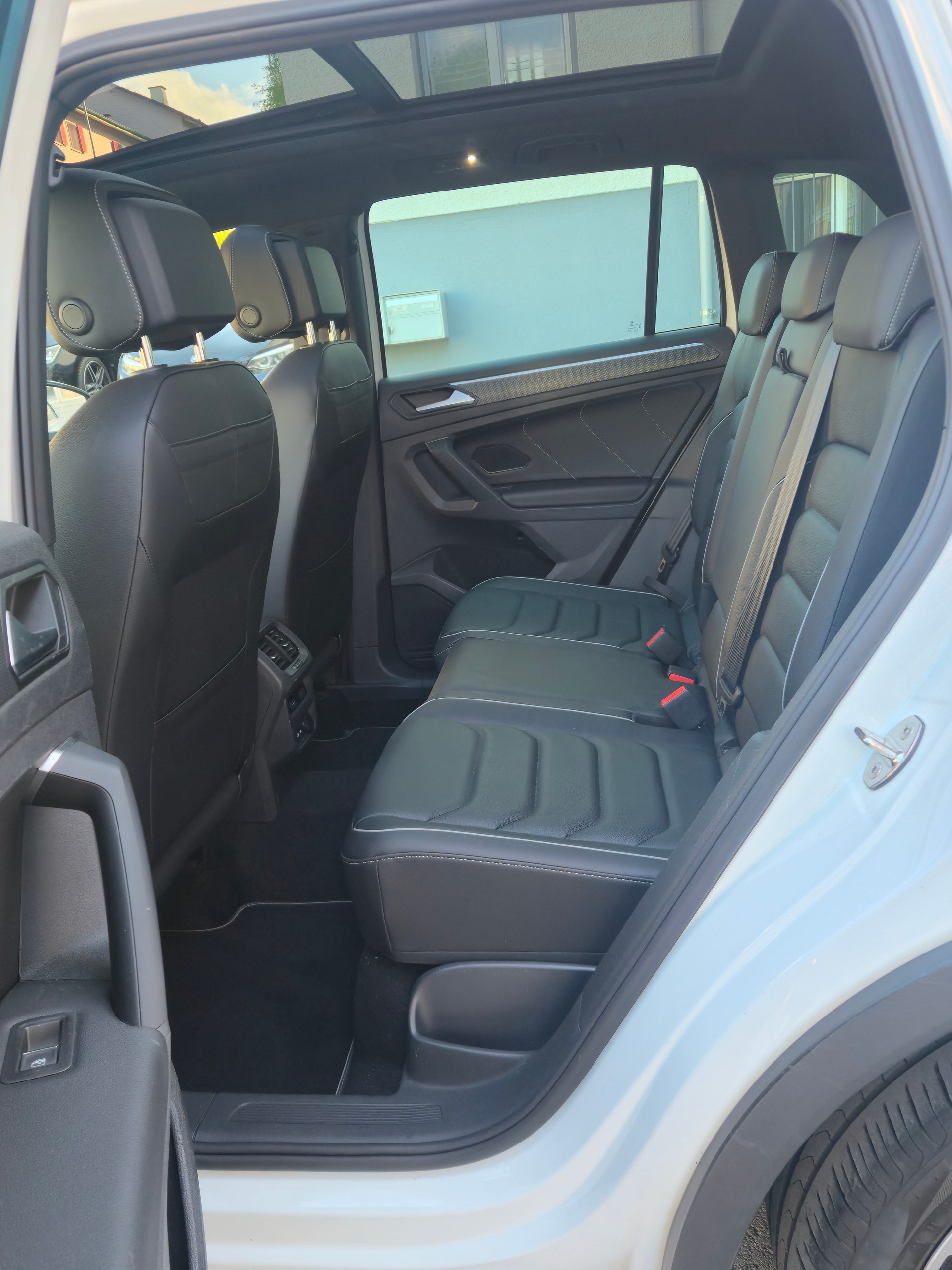 VW Tiguan 2.0 TDI SCR R-Line 4Motion DSG-image-12