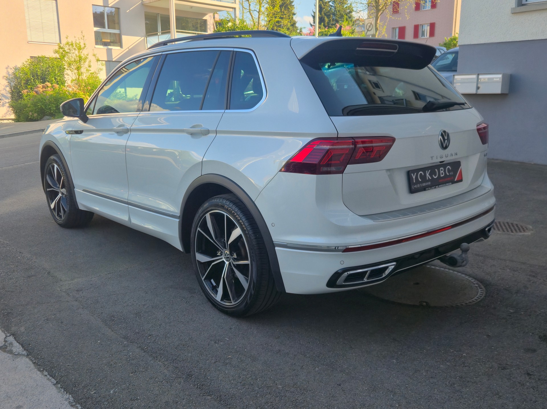 VW Tiguan 2.0 TDI SCR R-Line 4Motion DSG-image-2
