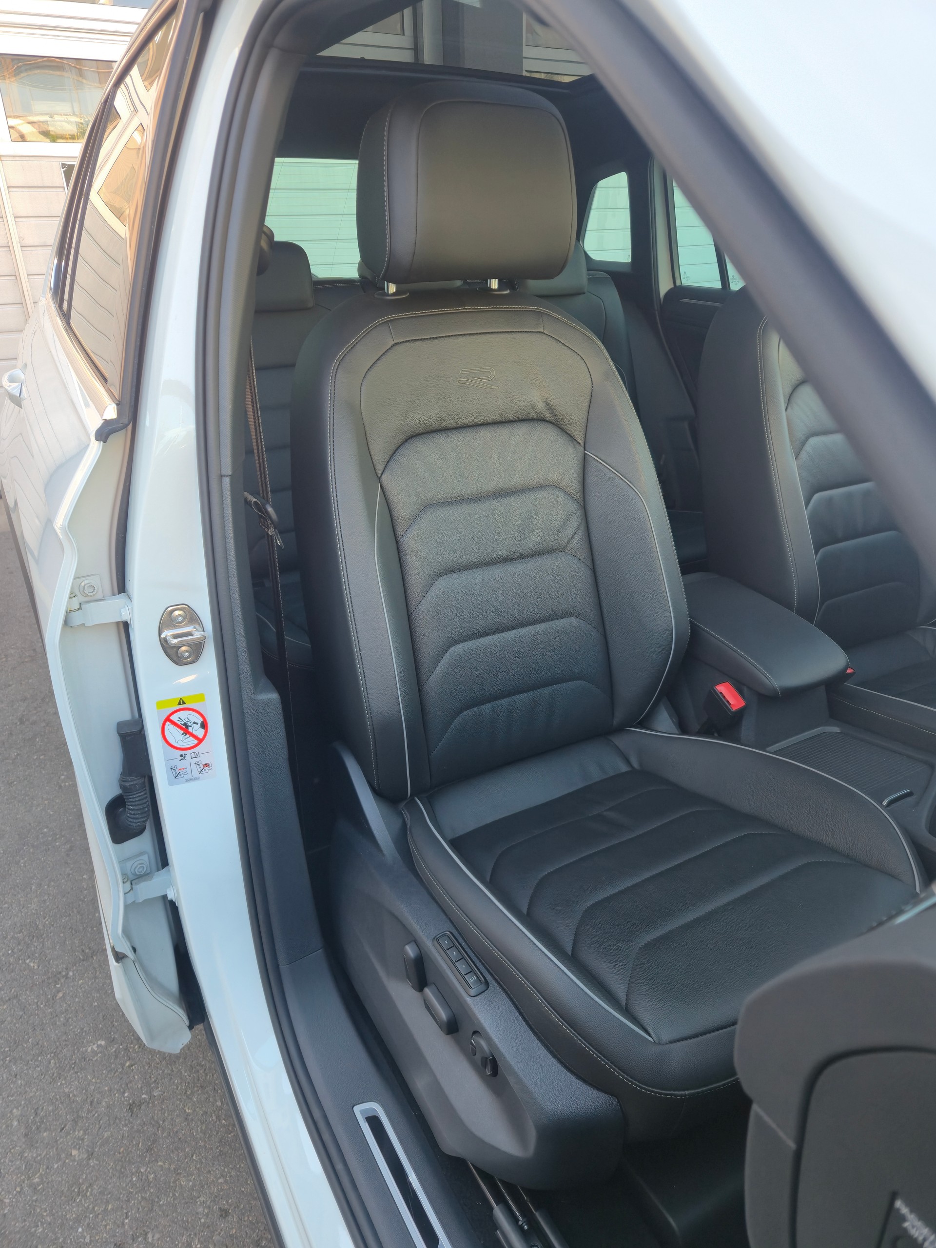 VW Tiguan 2.0 TDI SCR R-Line 4Motion DSG-image-10