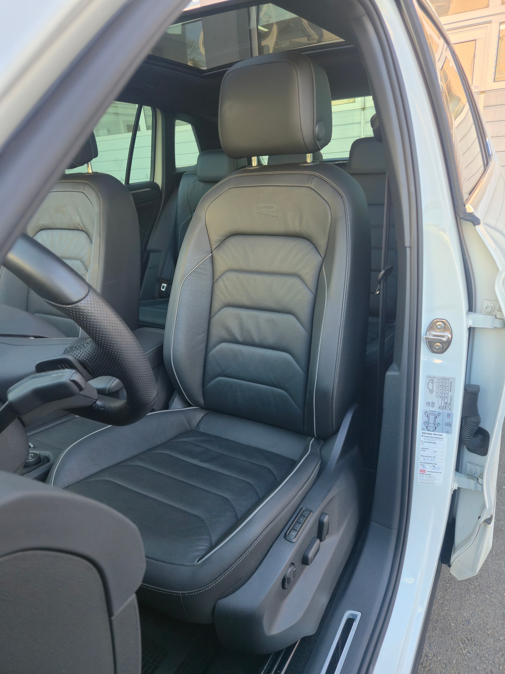VW Tiguan 2.0 TDI SCR R-Line 4Motion DSG-image-11