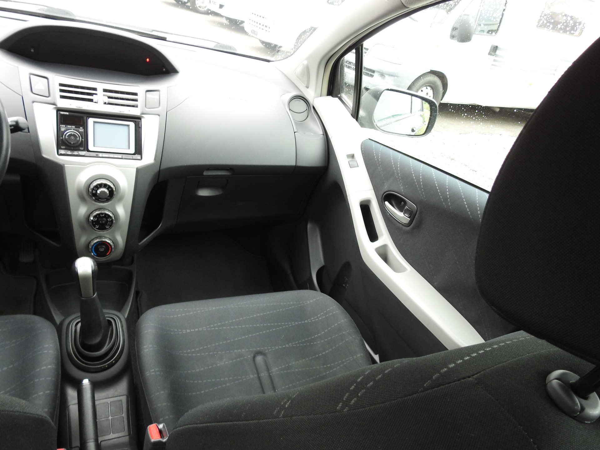 TOYOTA Yaris 1.3 City-image-18