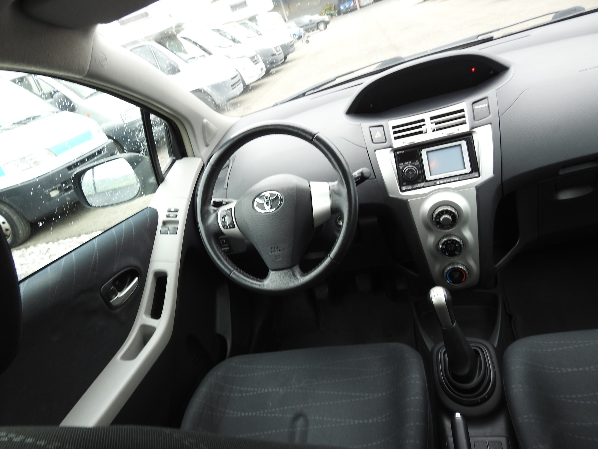 TOYOTA Yaris 1.3 City-image-19
