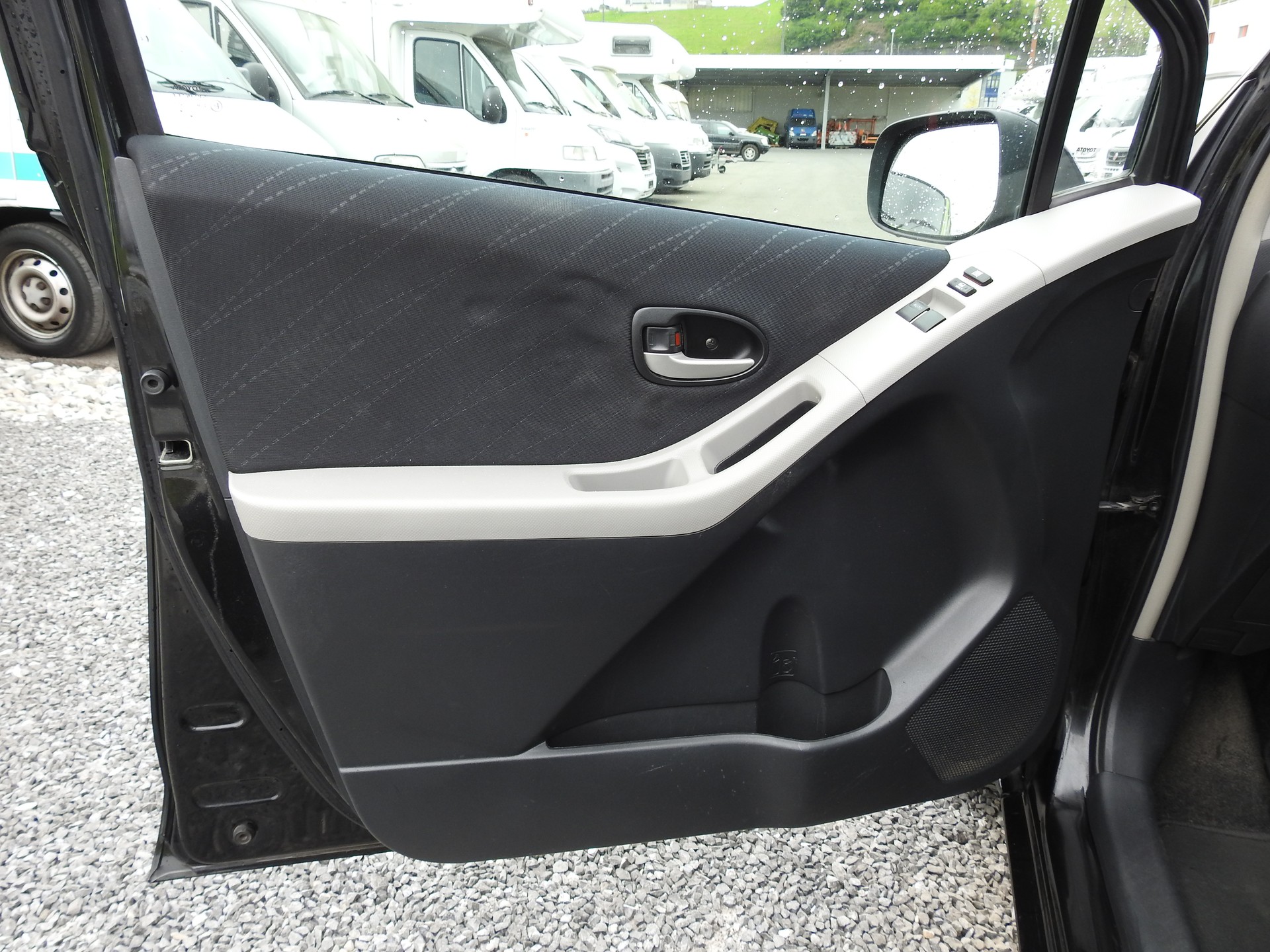 TOYOTA Yaris 1.3 City-image-10