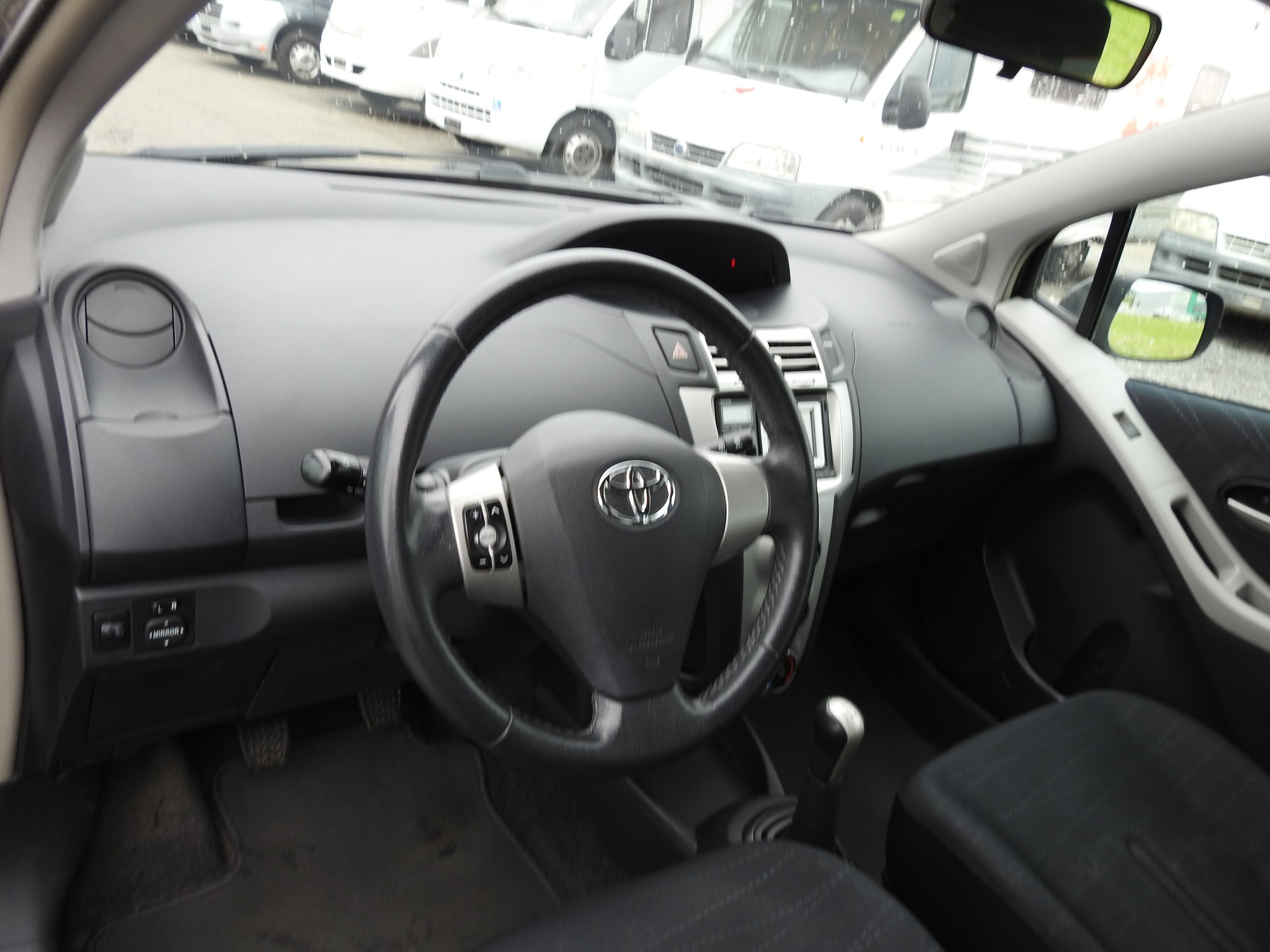 TOYOTA Yaris 1.3 City-image-11
