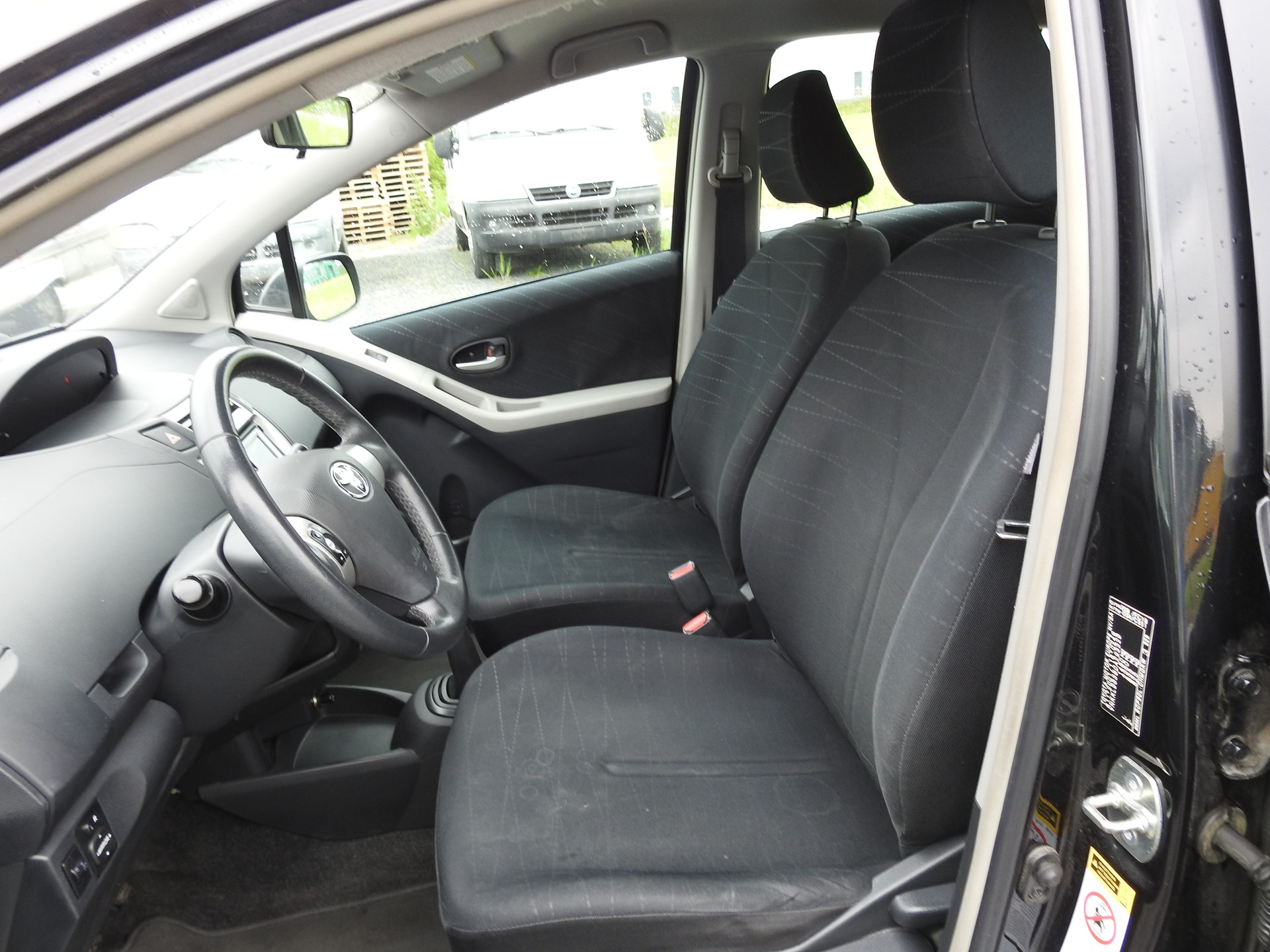 TOYOTA Yaris 1.3 City-image-13