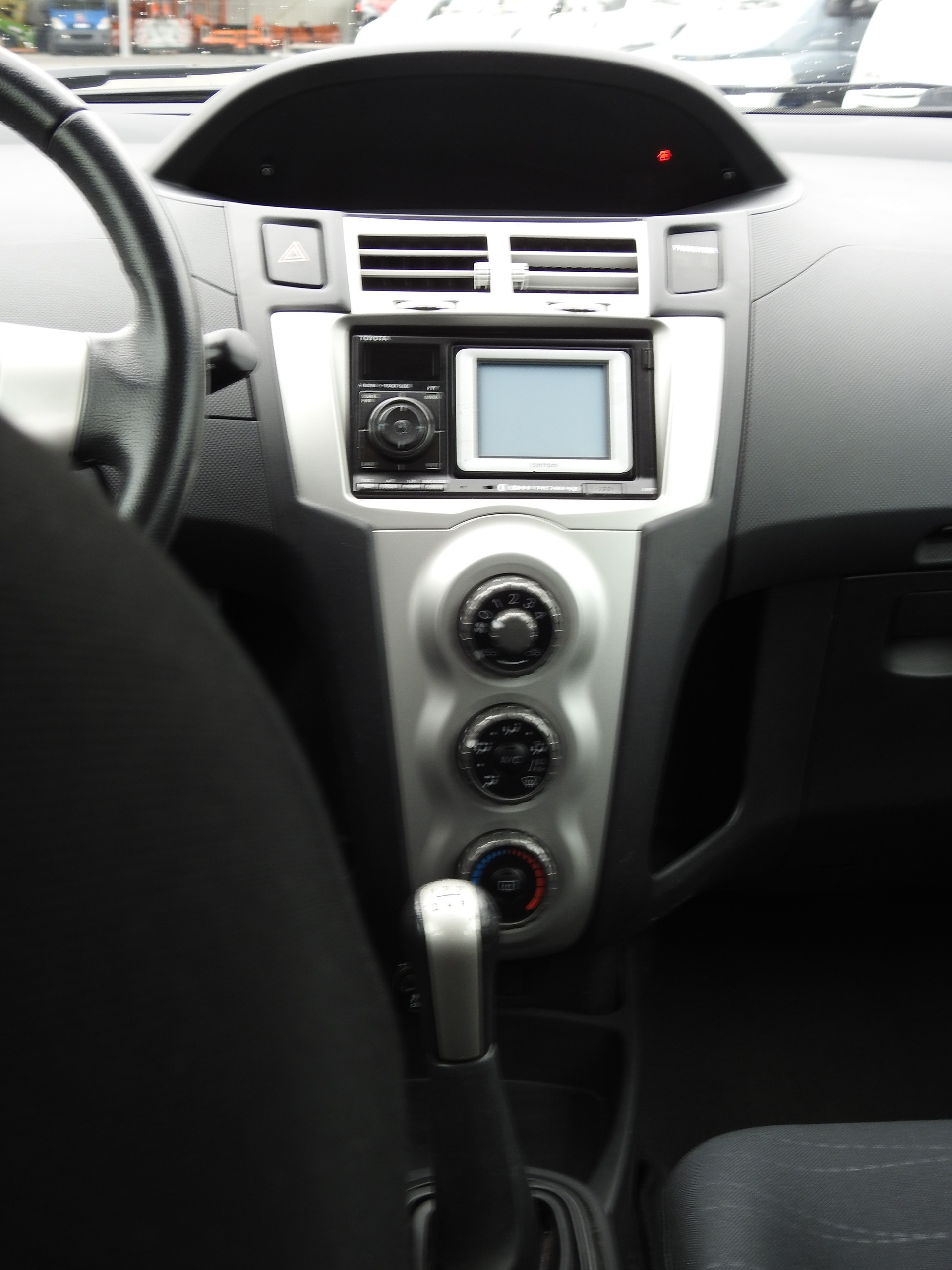 TOYOTA Yaris 1.3 City-image-17