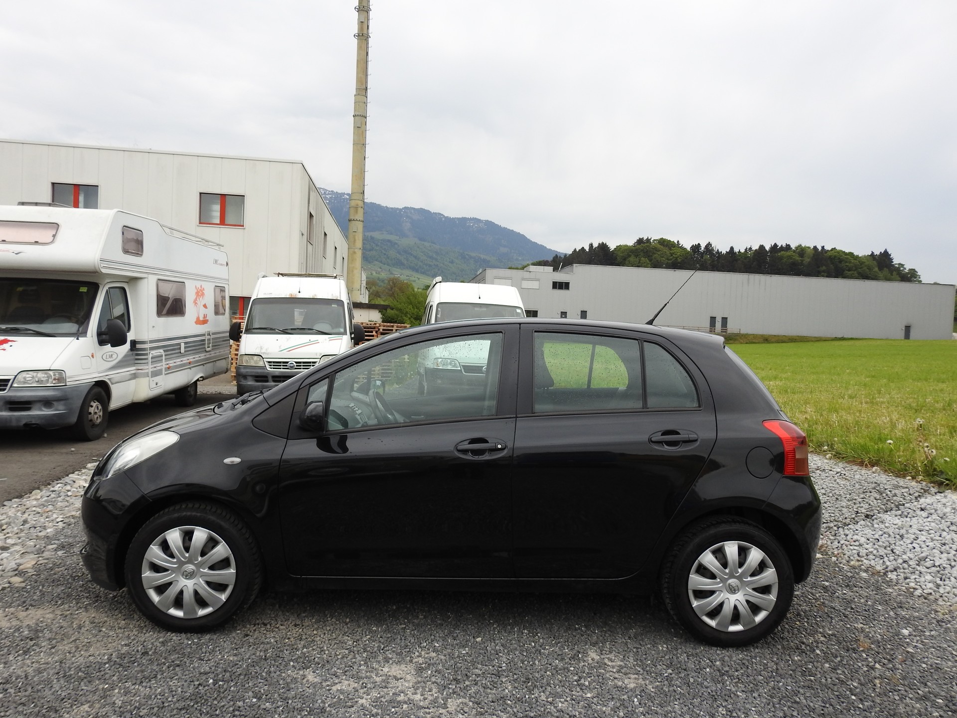 TOYOTA Yaris 1.3 City-image-3