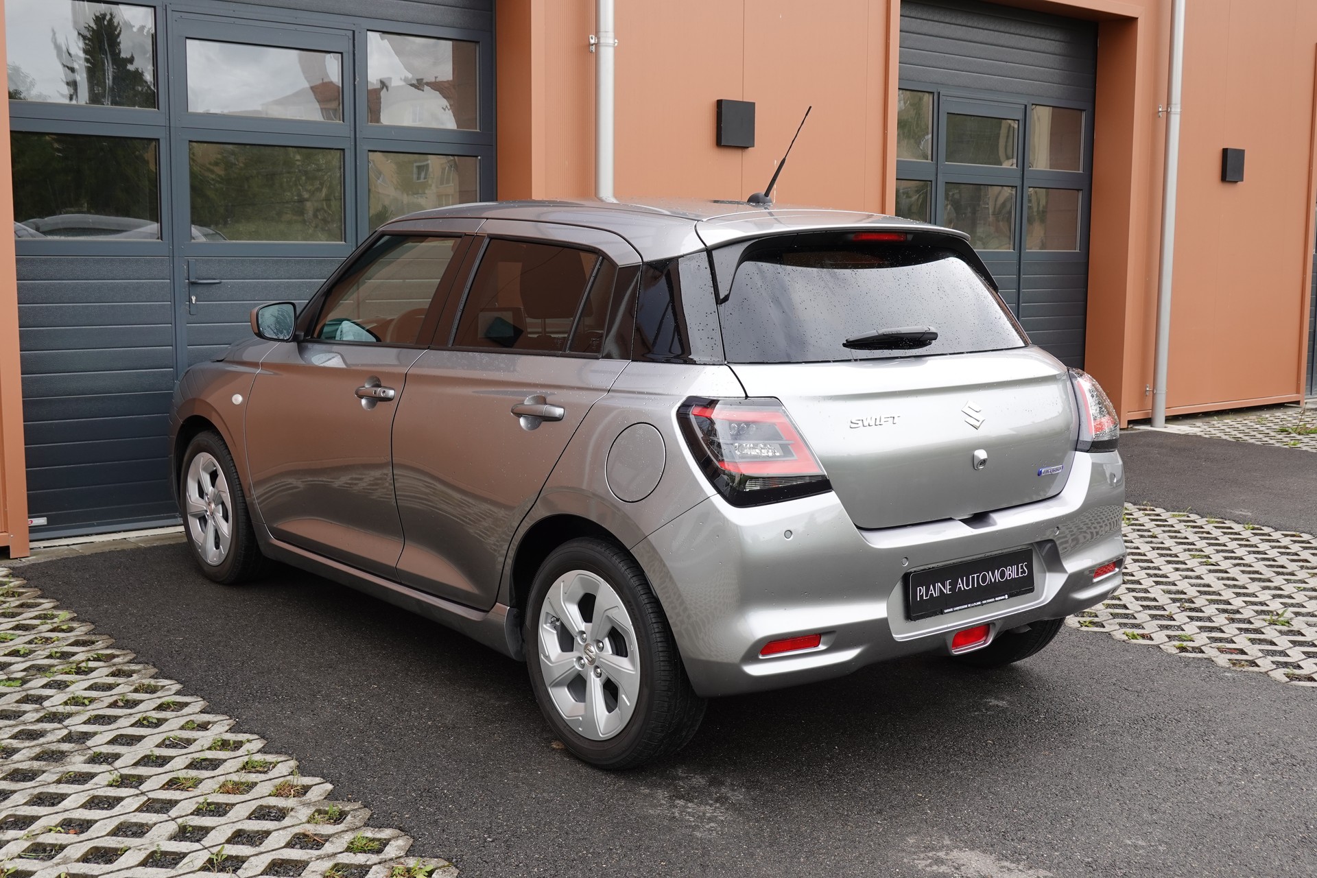 SUZUKI Swift 1.2 Compact+ Hybrid CVT * Tempomat Adapt. * Caméra de recul * Sièges chauffants * Apple Car Play * Aides Conduites"-image-9
