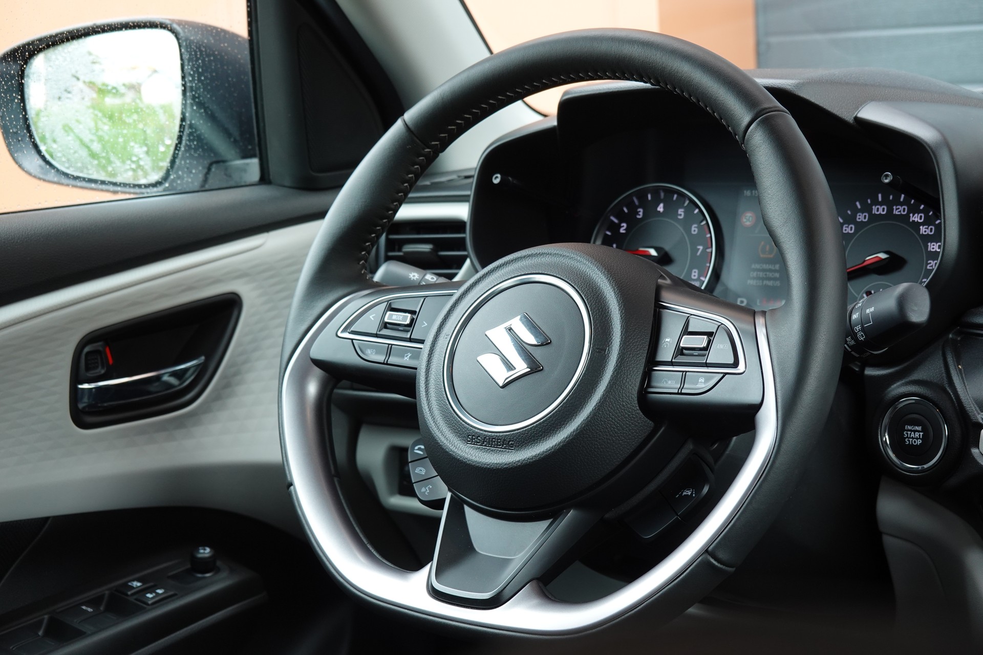SUZUKI Swift 1.2 Compact+ Hybrid CVT * Tempomat Adapt. * Caméra de recul * Sièges chauffants * Apple Car Play * Aides Conduites"-image-11