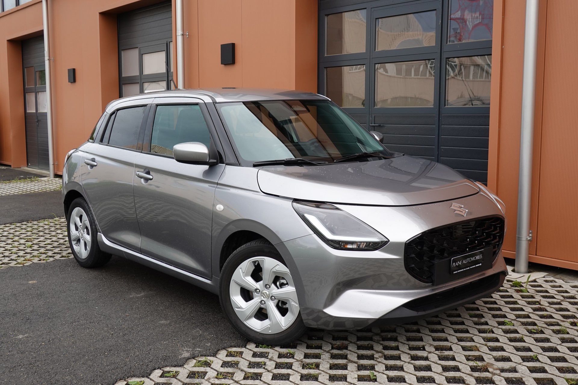 SUZUKI Swift 1.2 Compact+ Hybrid CVT * Tempomat Adapt. * Caméra de recul * Sièges chauffants * Apple Car Play * Aides Conduites"-image-6