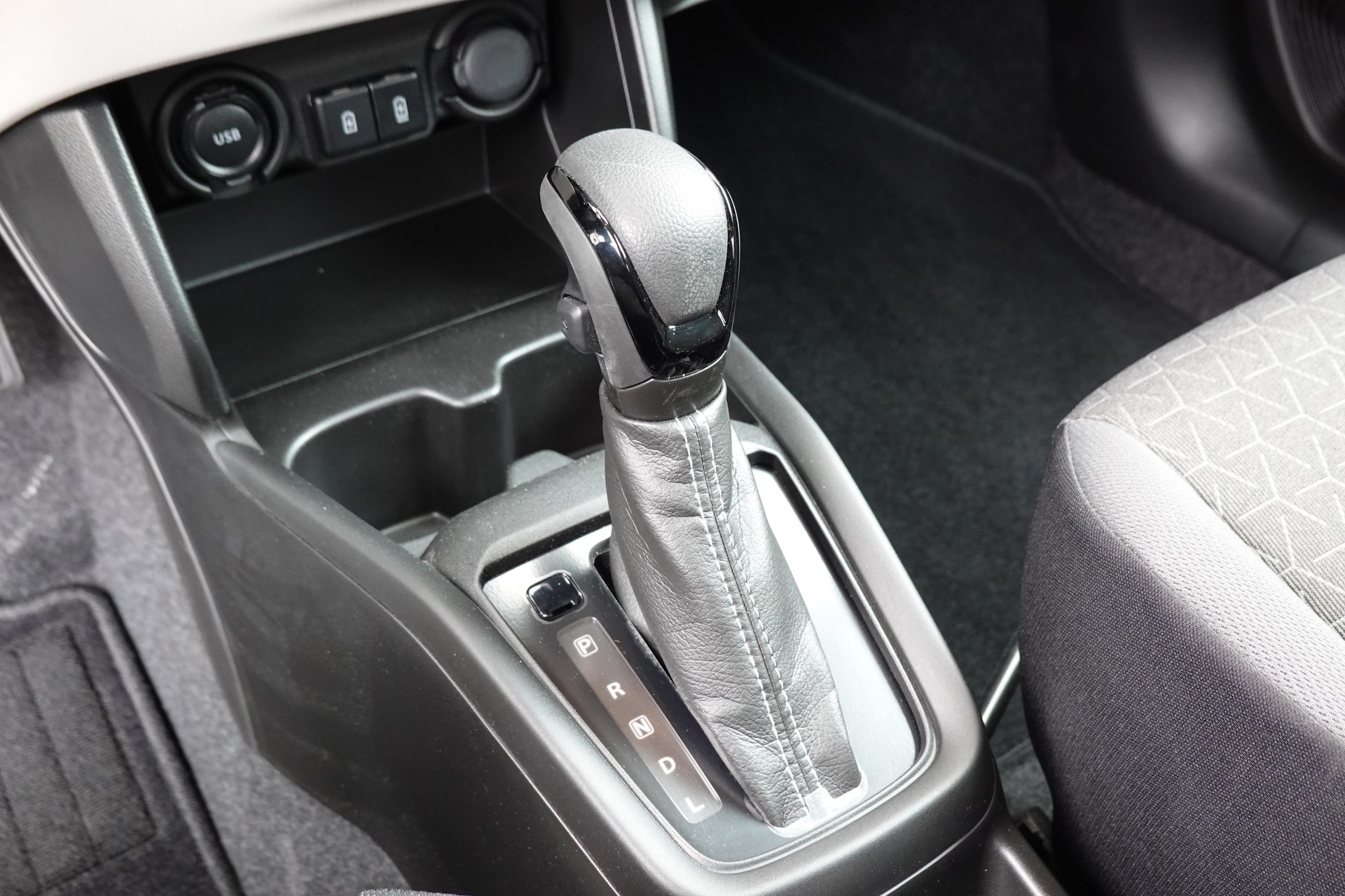 SUZUKI Swift 1.2 Compact+ Hybrid CVT * Tempomat Adapt. * Caméra de recul * Sièges chauffants * Apple Car Play * Aides Conduites"-image-21