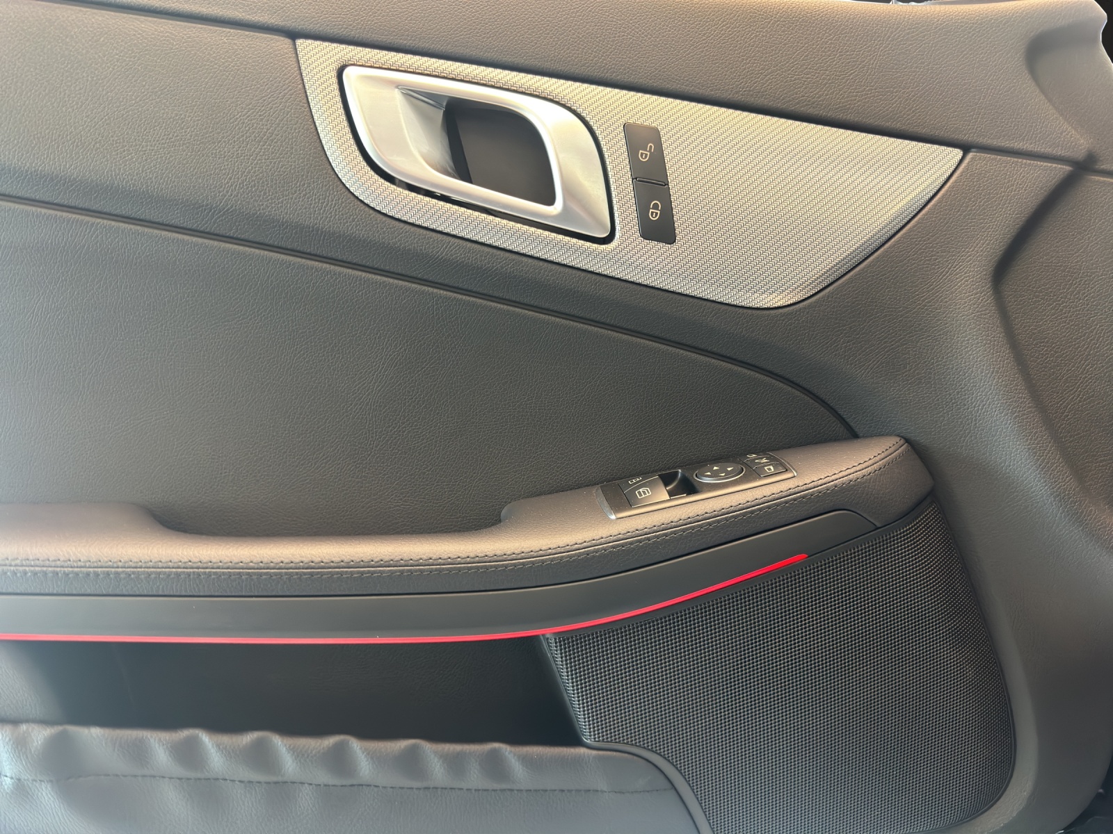 MERCEDES-BENZ SLC 300 AMG Line-image-11