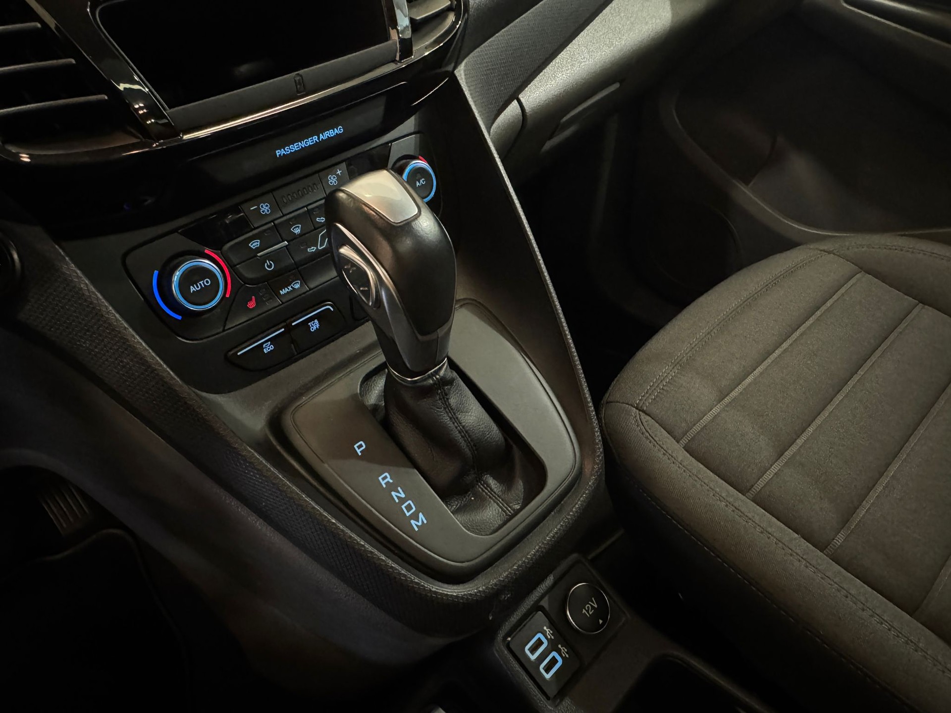FORD Grand Tourneo Connect 1.5 EcoBlue Titanium Automat-image-11