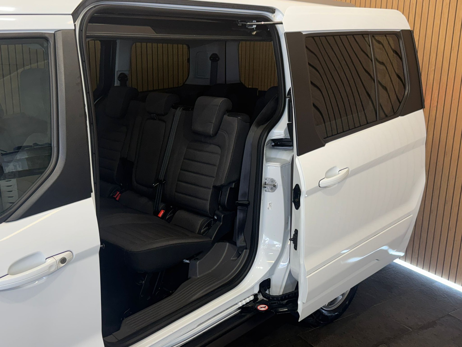 FORD Grand Tourneo Connect 1.5 EcoBlue Titanium Automat-image-19
