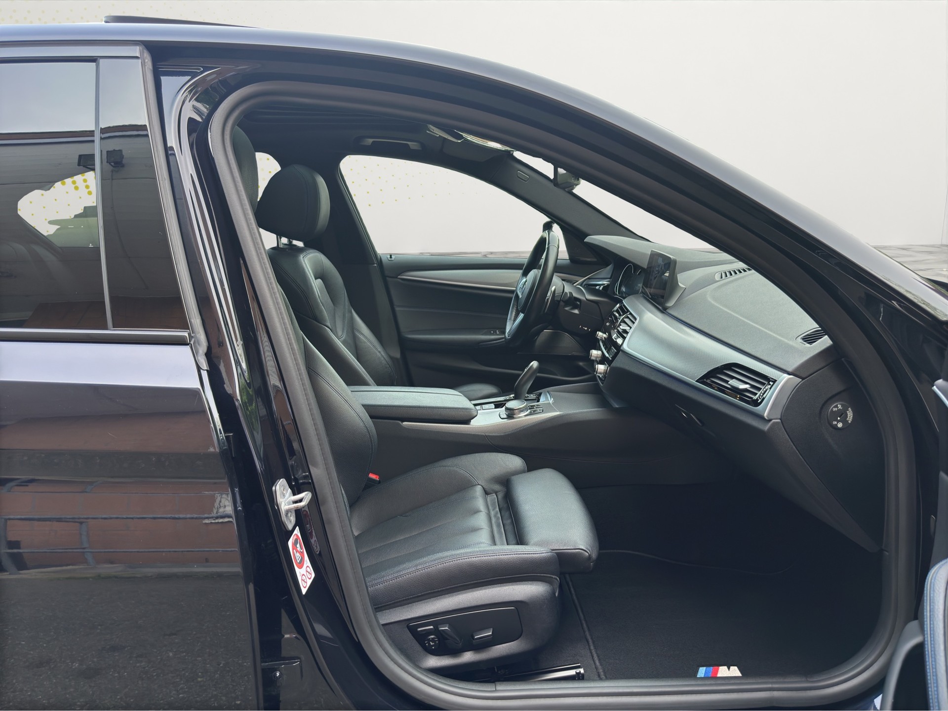 BMW 520d xDrive M-Sport 4x4 Panoramadach-image-12