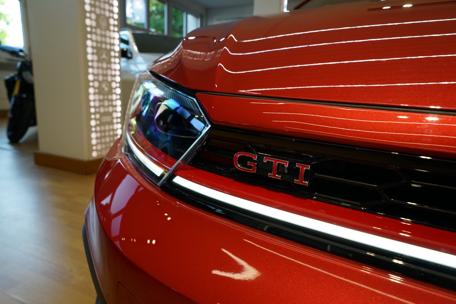 VW Polo 2.0 TSI GTI DSG Kings Red Metallic-showroom-element-3