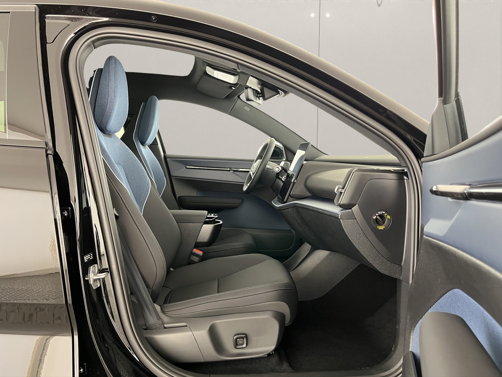 VOLVO EX30 E60 Twin Ultra Performance Sw. Black Ed. AWD-image-11