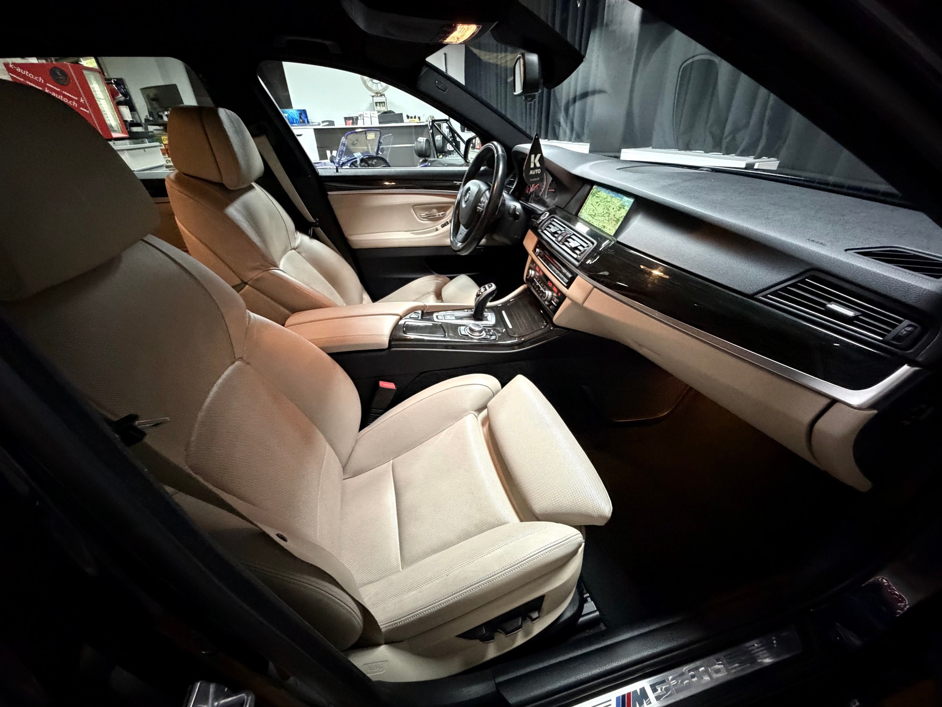 BMW M550d xDrive Touring Steptronic-image-24
