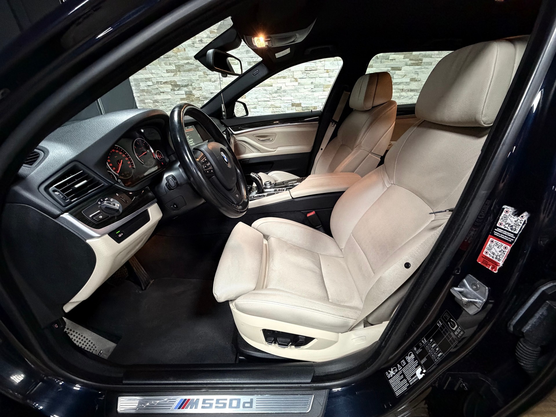 BMW M550d xDrive Touring Steptronic-image-11