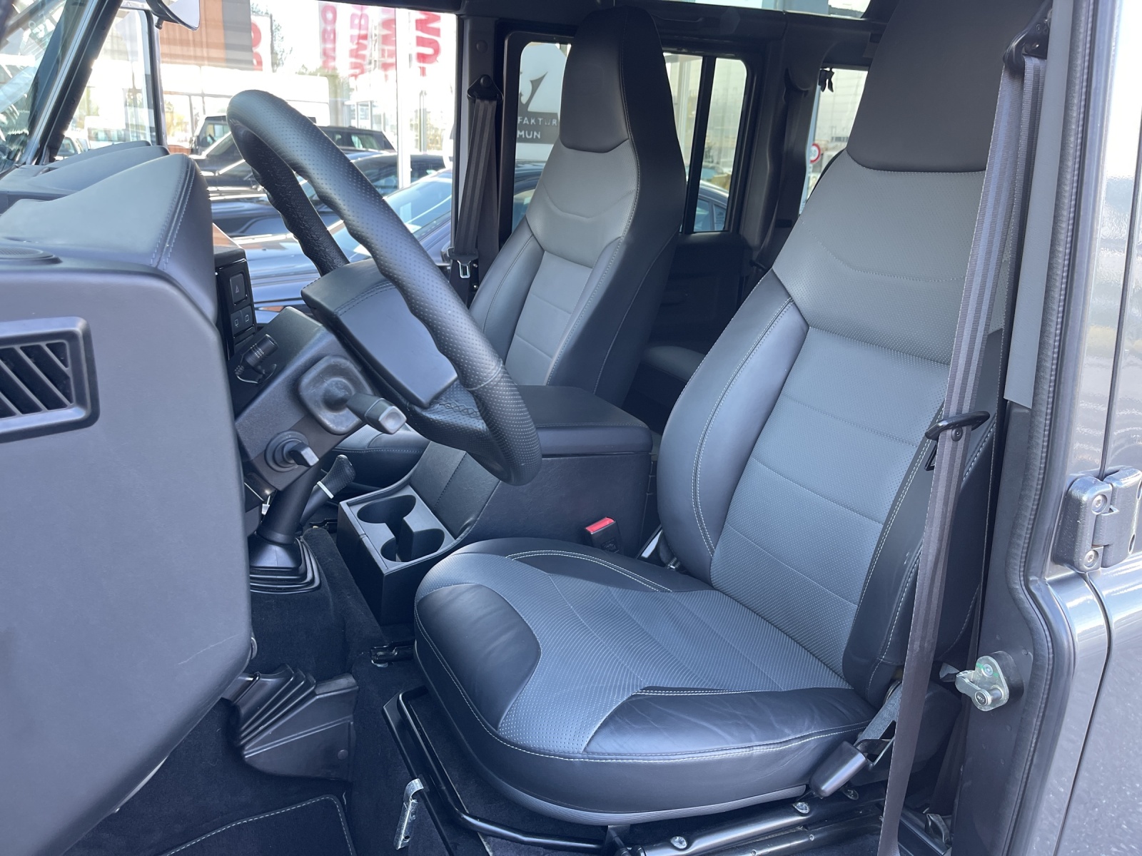 LAND ROVER Defender 110 2.2 TD4 Station Wagon Adventure-image-9