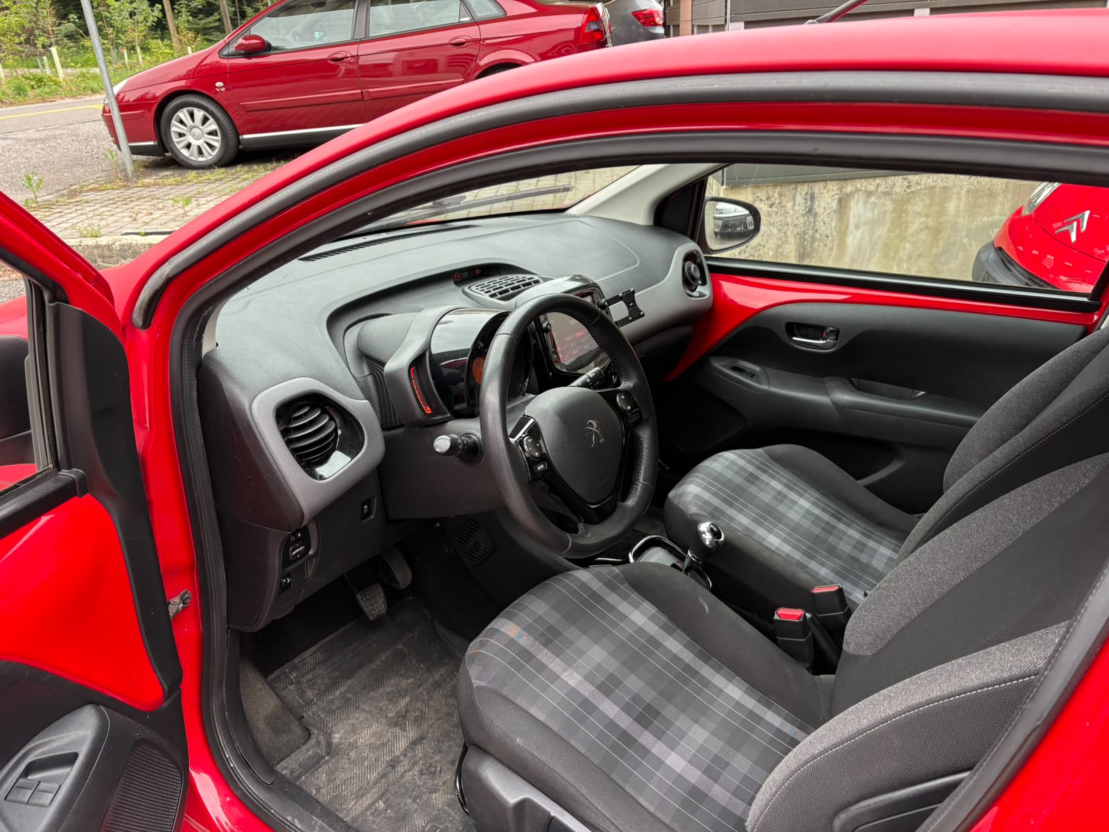 PEUGEOT 108 1.0 VTi Allure-image-10