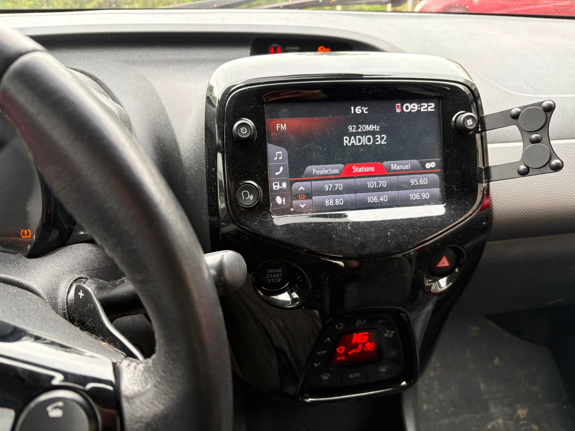 PEUGEOT 108 1.0 VTi Allure-image-12
