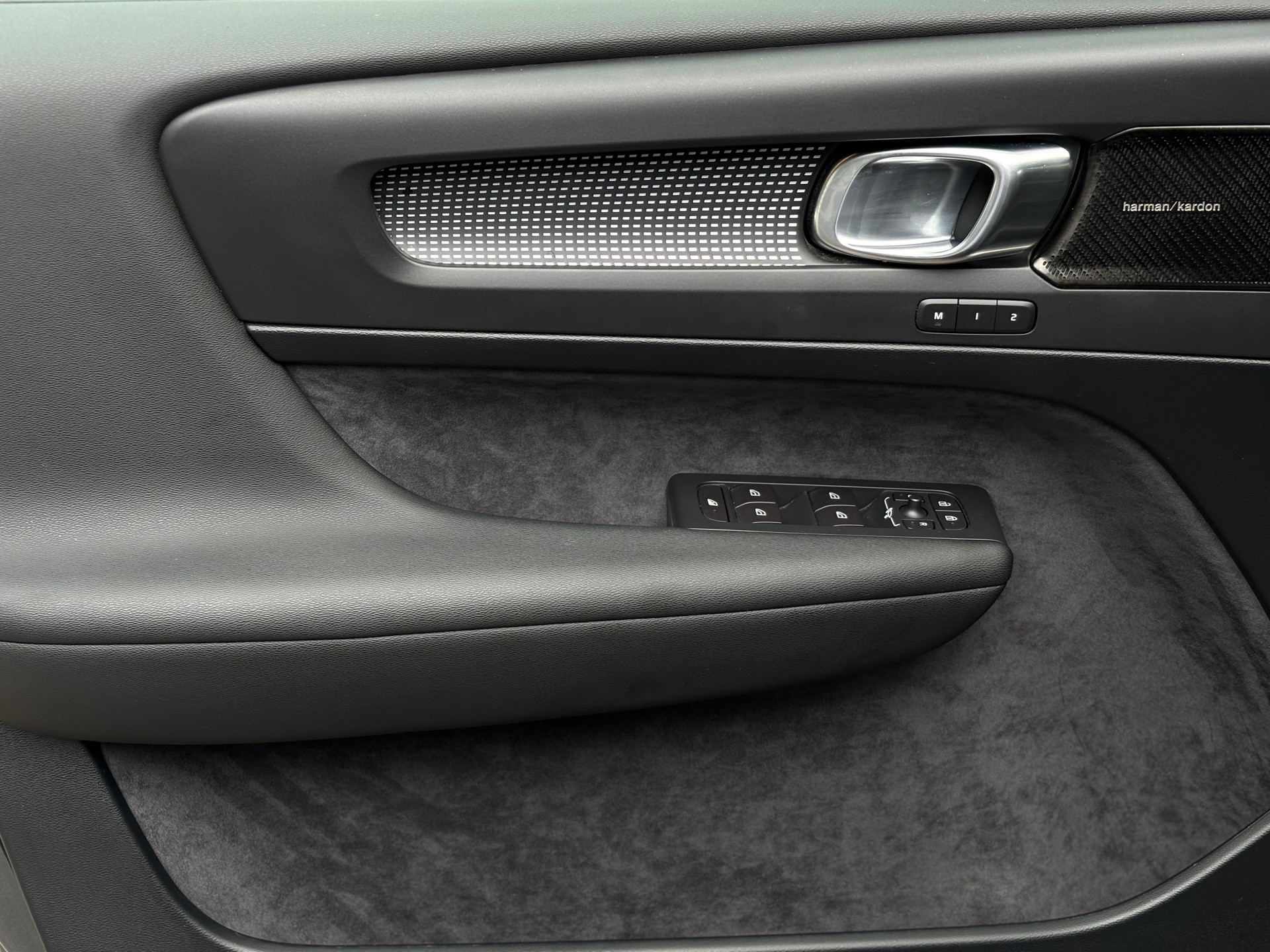VOLVO XC40 2.0 T5 R-Design AWD-image-17