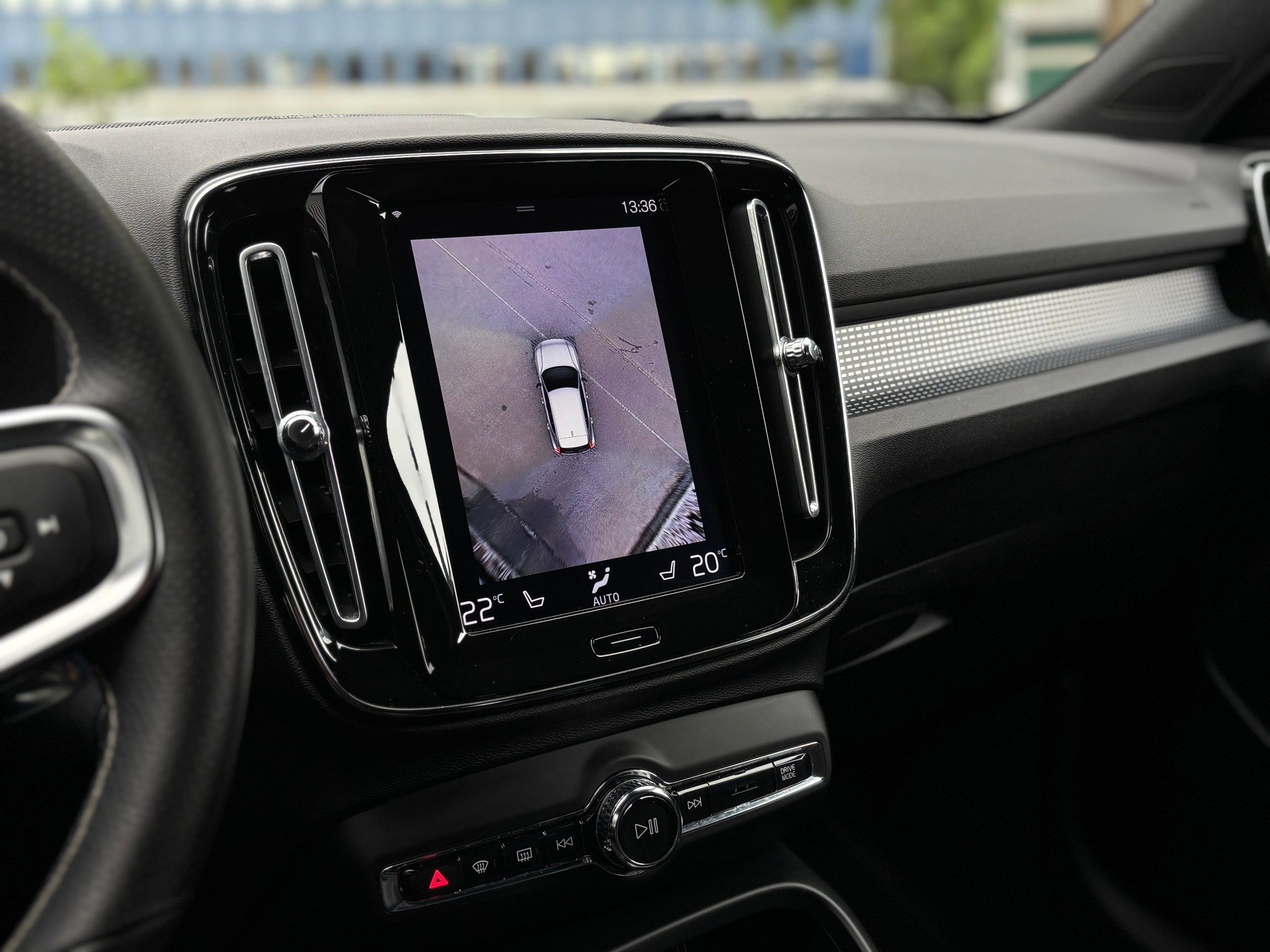 VOLVO XC40 2.0 T5 R-Design AWD-image-14