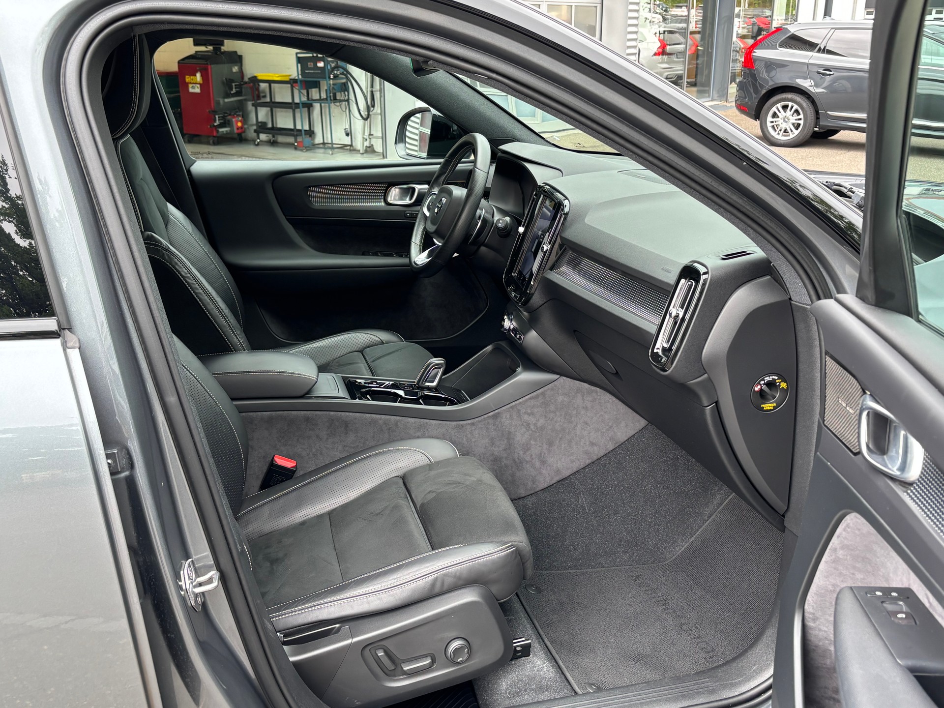 VOLVO XC40 2.0 T5 R-Design AWD-image-6