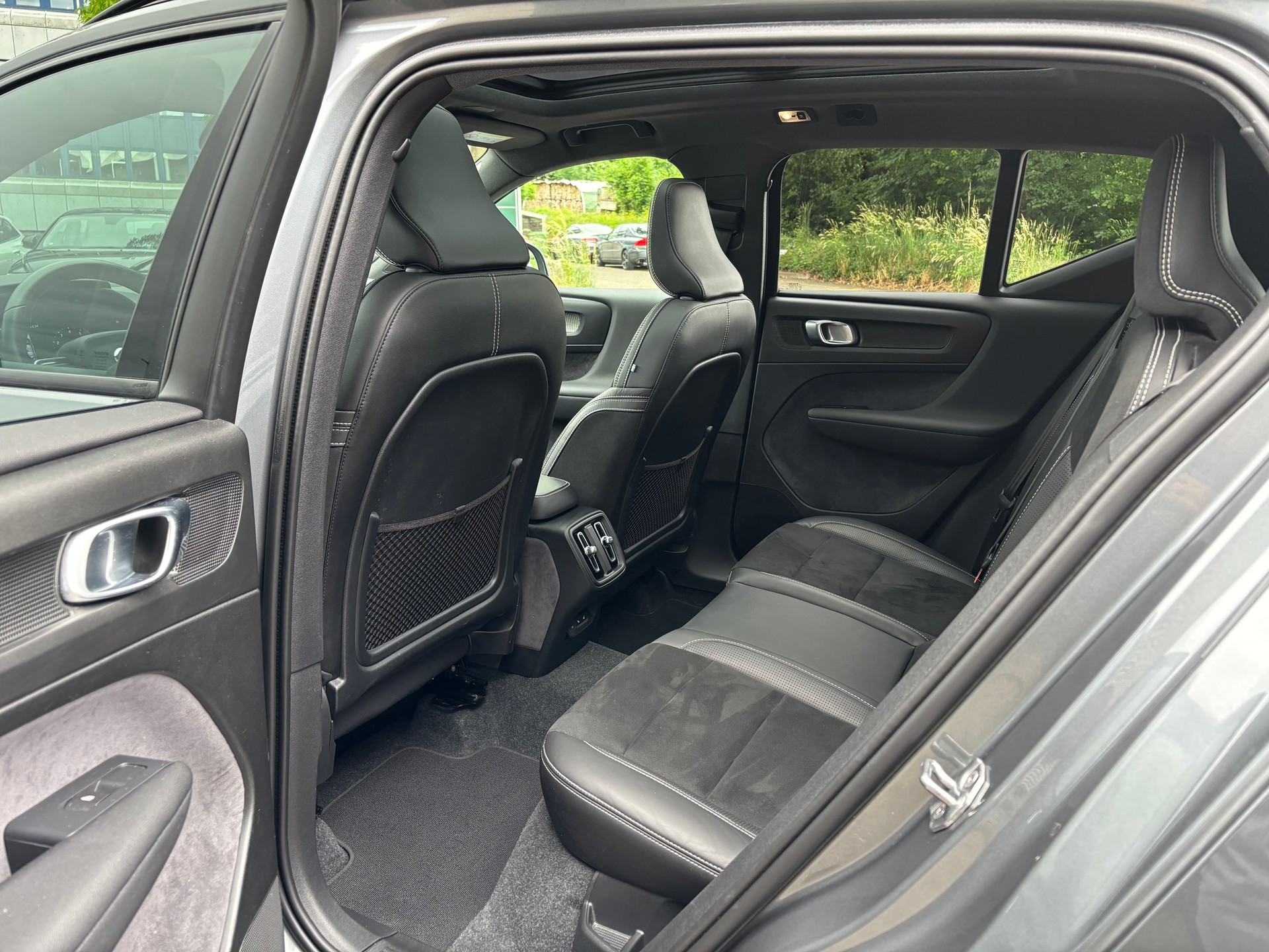 VOLVO XC40 2.0 T5 R-Design AWD-image-11