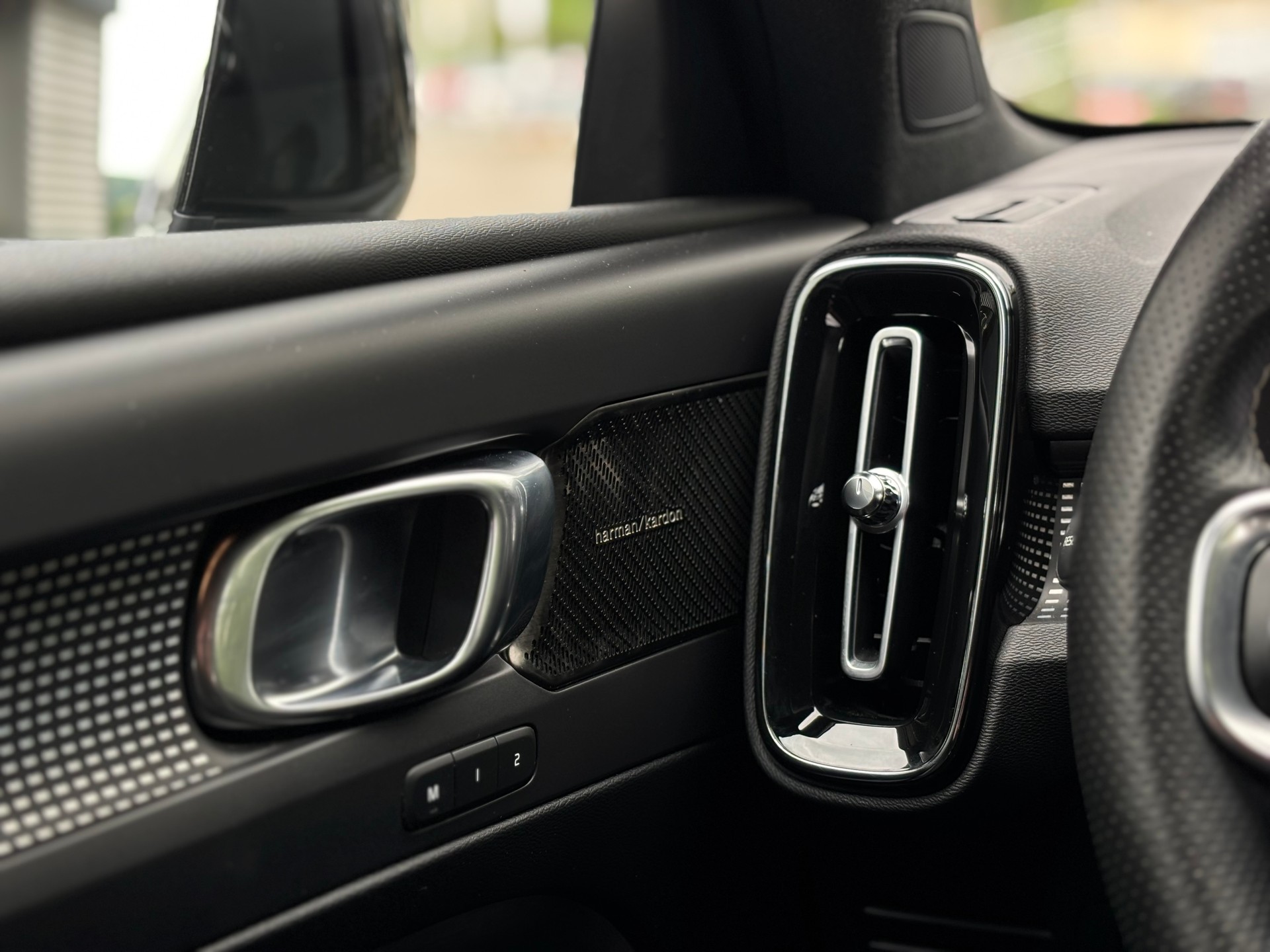 VOLVO XC40 2.0 T5 R-Design AWD-image-15
