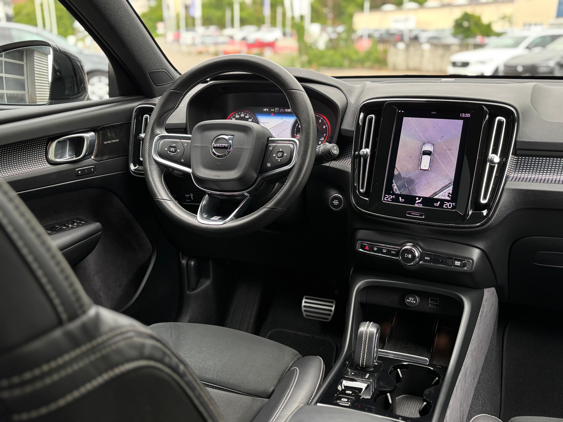 VOLVO XC40 2.0 T5 R-Design AWD-image-13