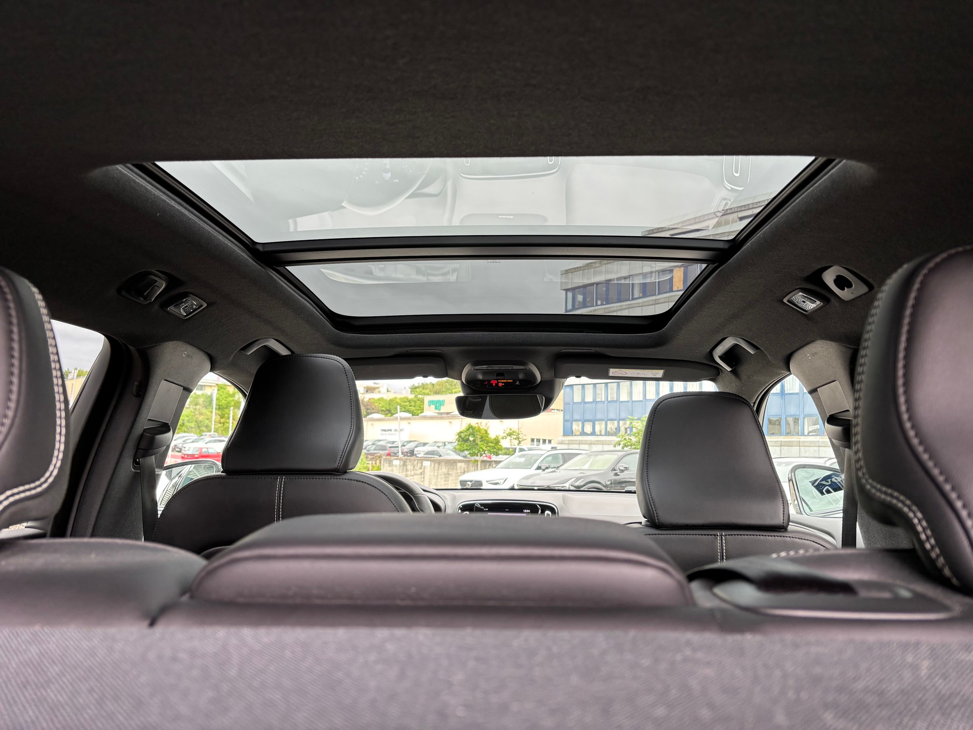 VOLVO XC40 2.0 T5 R-Design AWD-image-10
