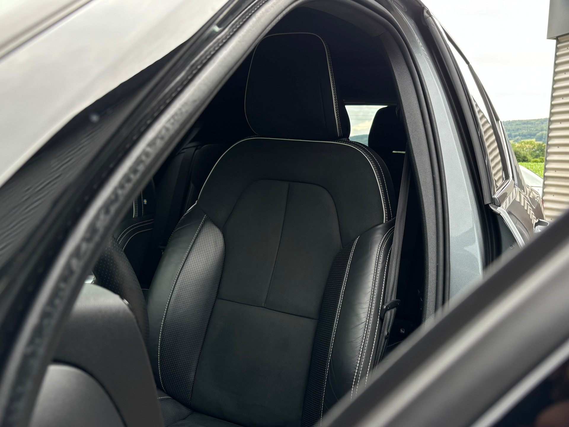 VOLVO XC40 2.0 T5 R-Design AWD-showroom-element-2