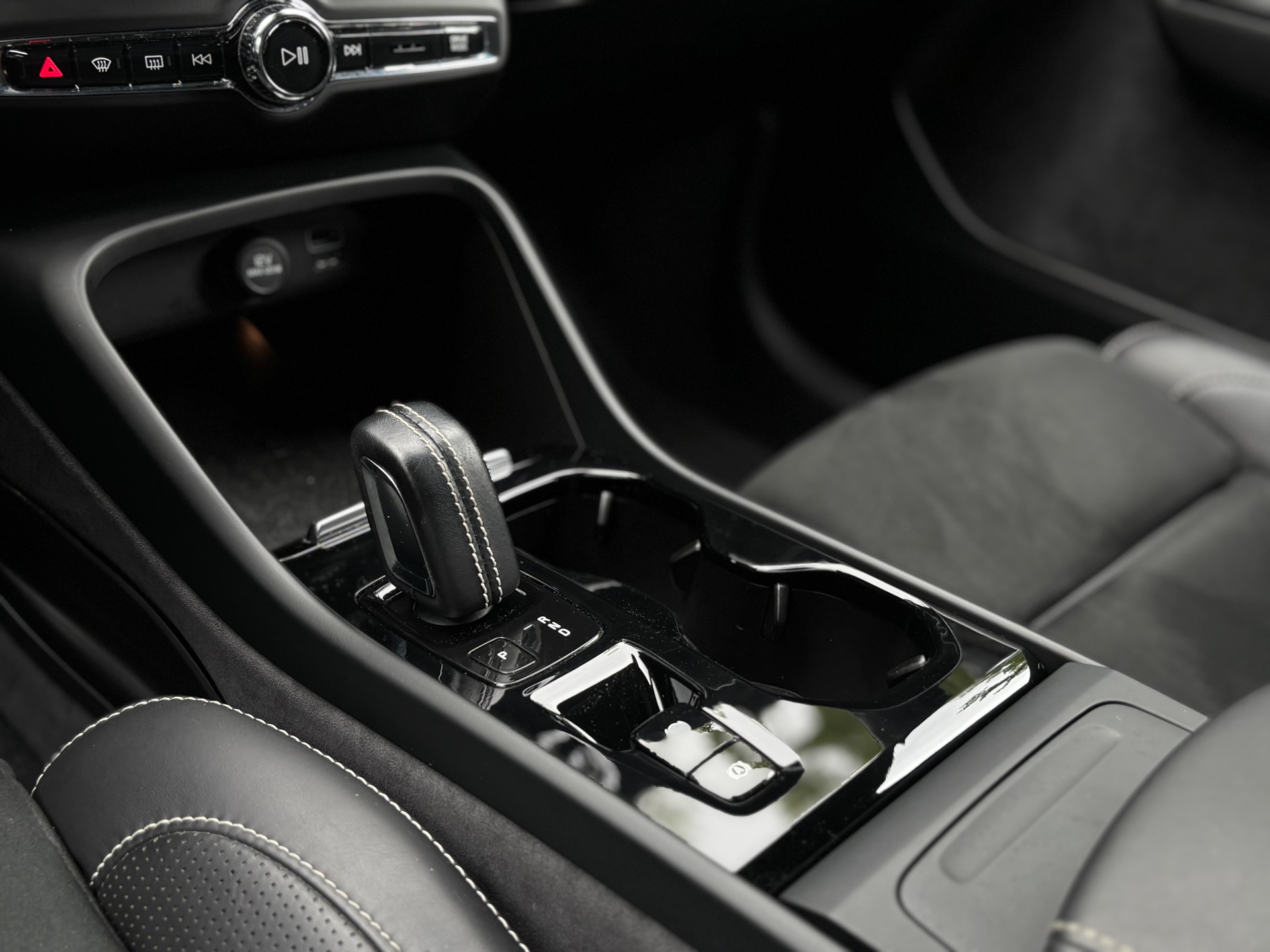 VOLVO XC40 2.0 T5 R-Design AWD-image-16