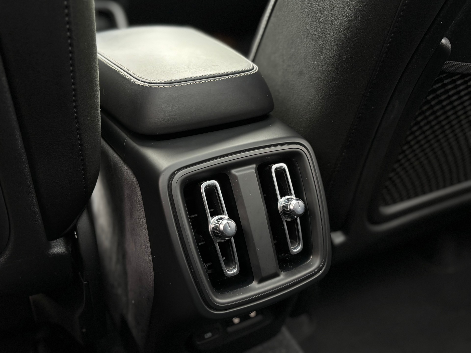 VOLVO XC40 2.0 T5 R-Design AWD-image-12