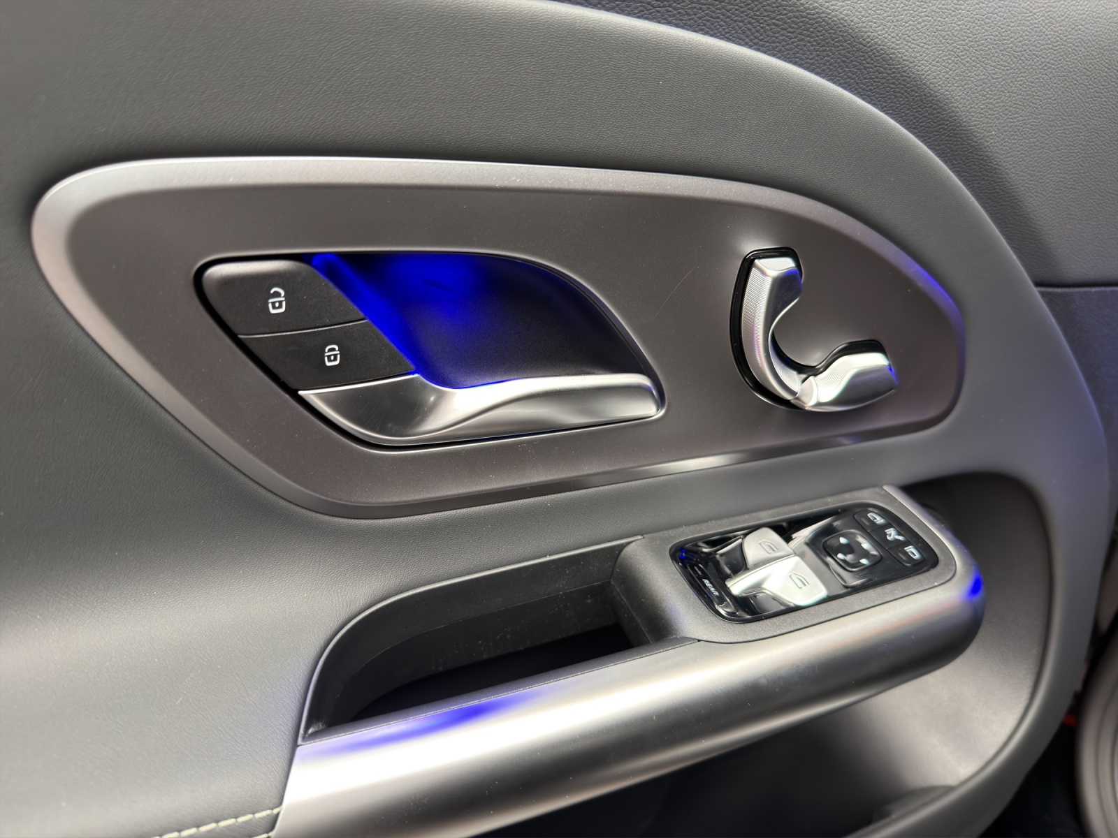 MERCEDES-BENZ GLB 220 4MATIC-image-11