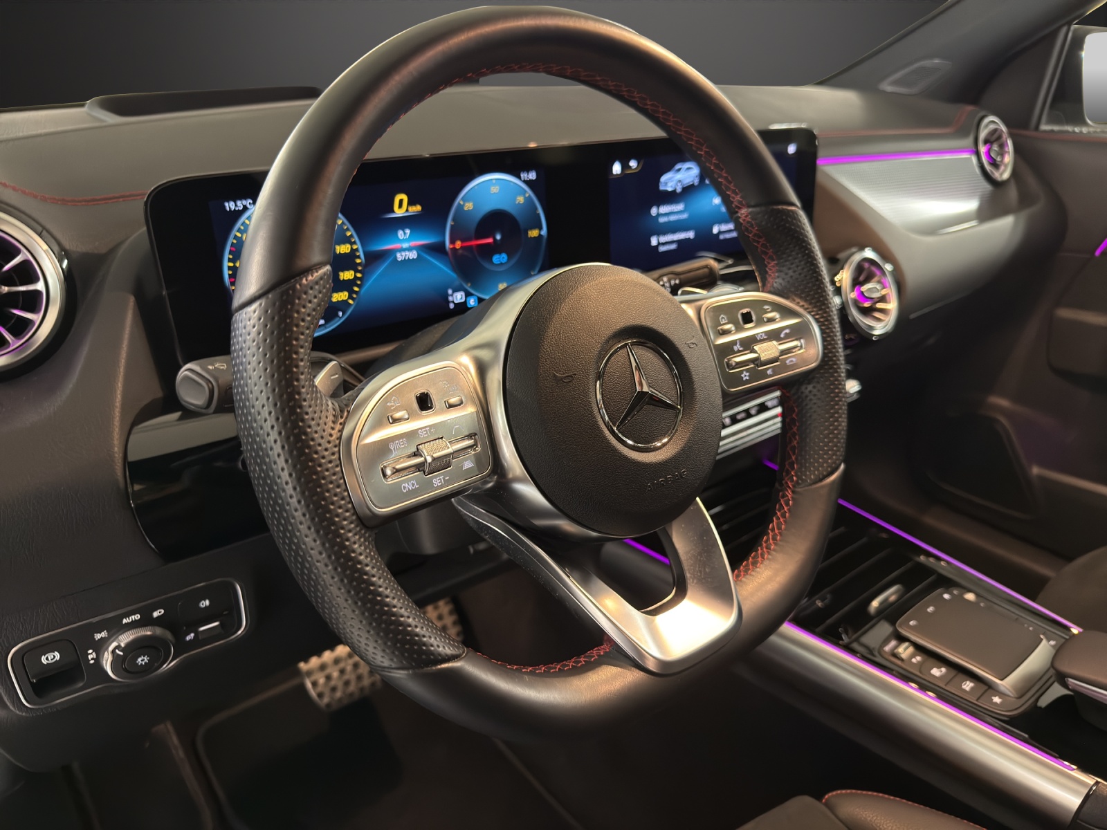 MERCEDES-BENZ EQA 300 AMG Line 4Matic-image-13