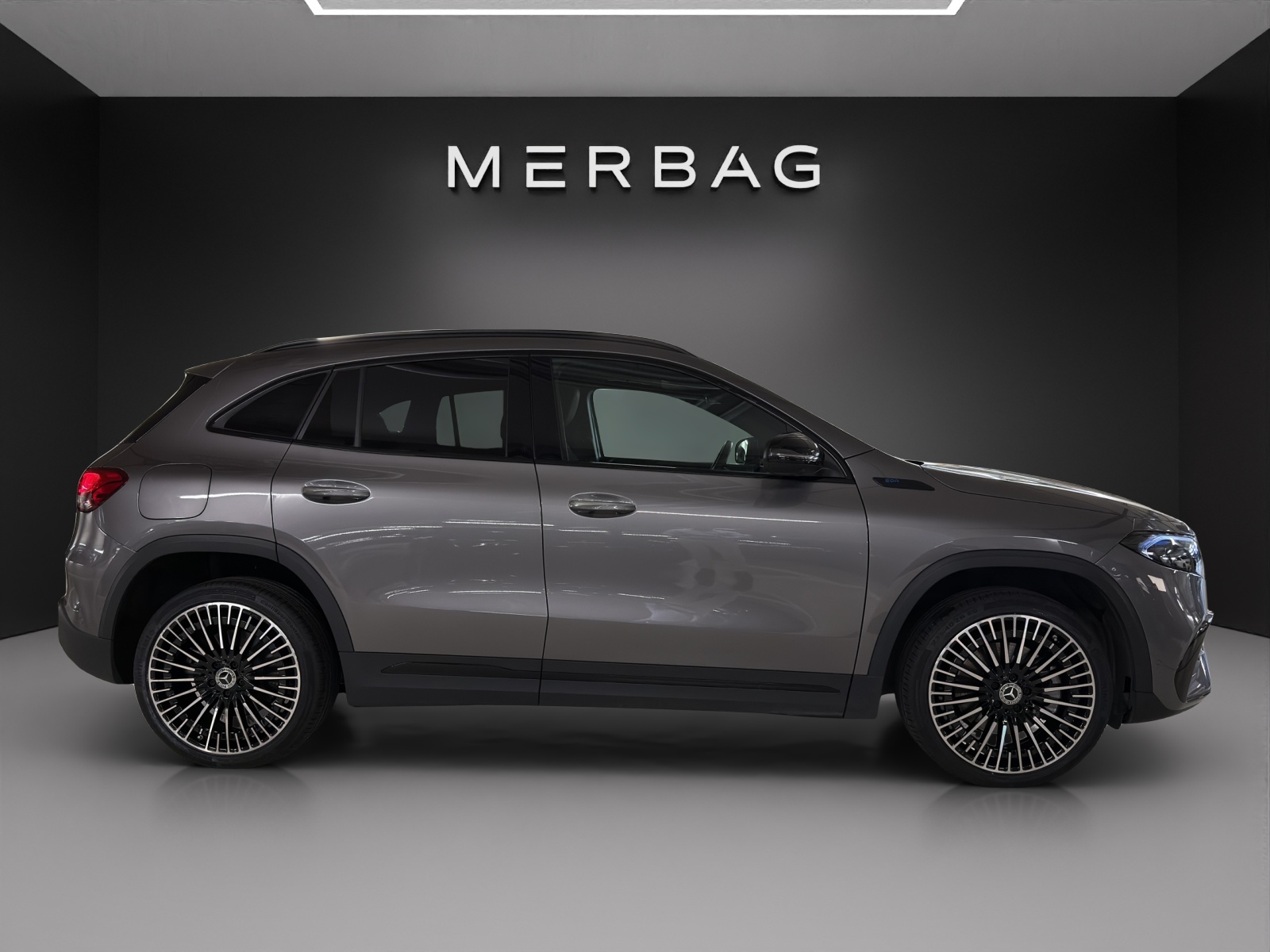 MERCEDES-BENZ EQA 300 AMG Line 4Matic-image-4