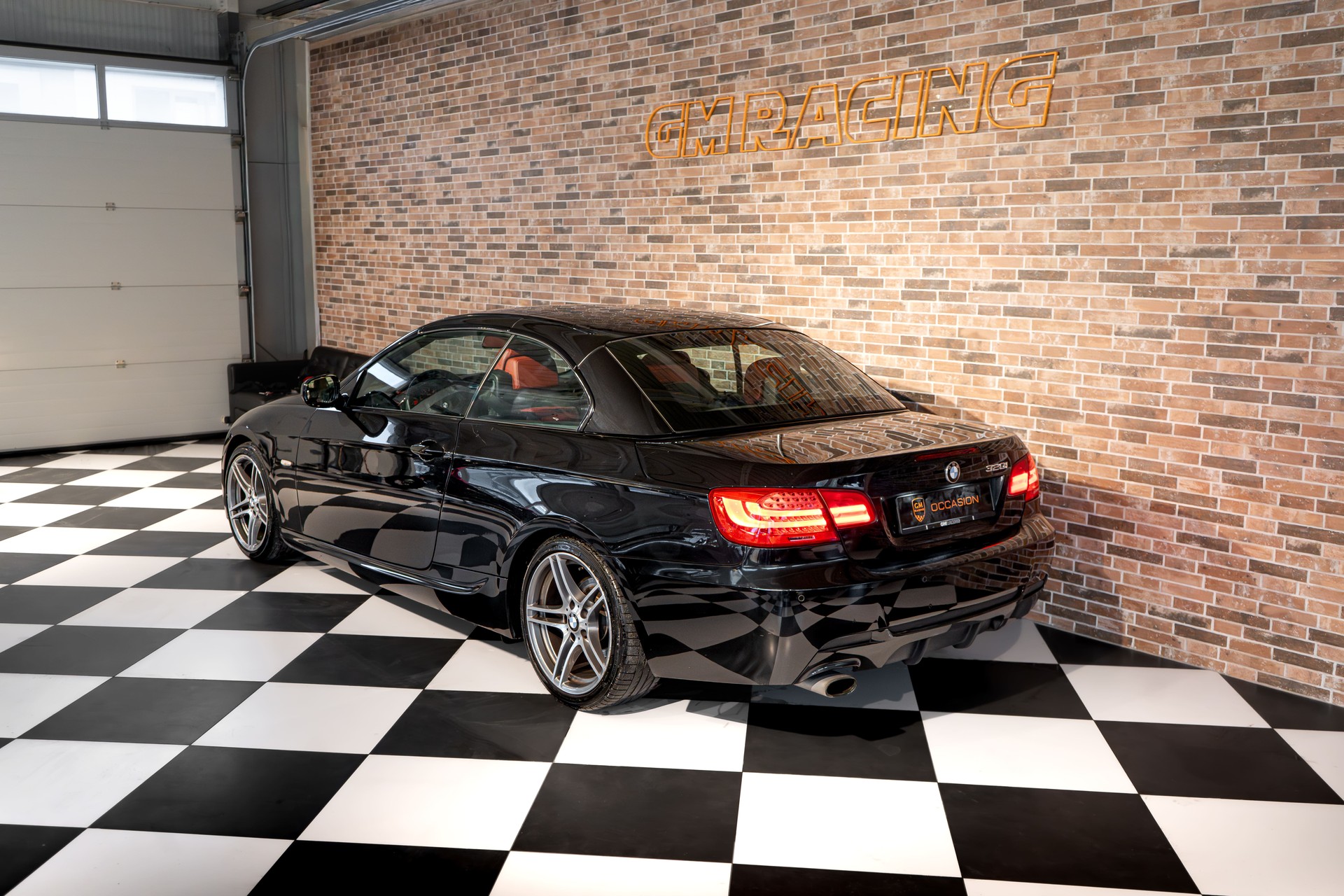 BMW 320i Cabriolet-image-2