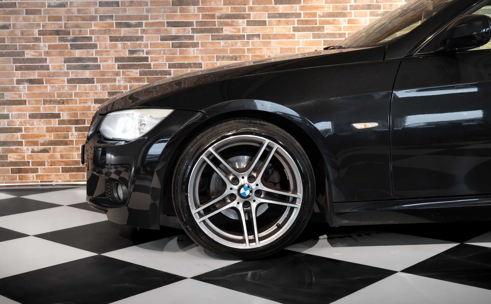 BMW 320i Cabriolet-image-5