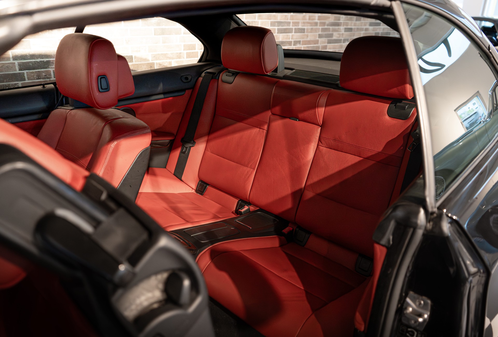 BMW 320i Cabriolet-image-11