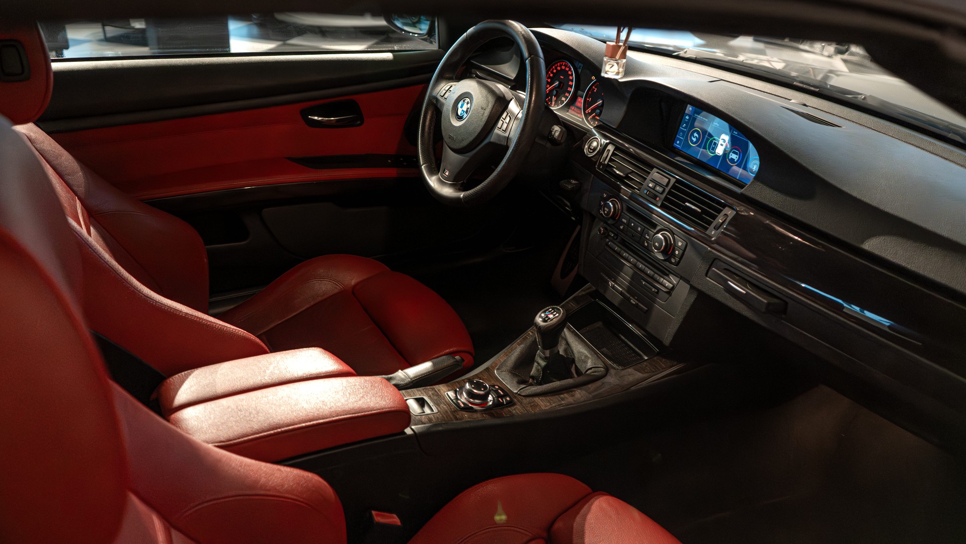 BMW 320i Cabriolet-image-10